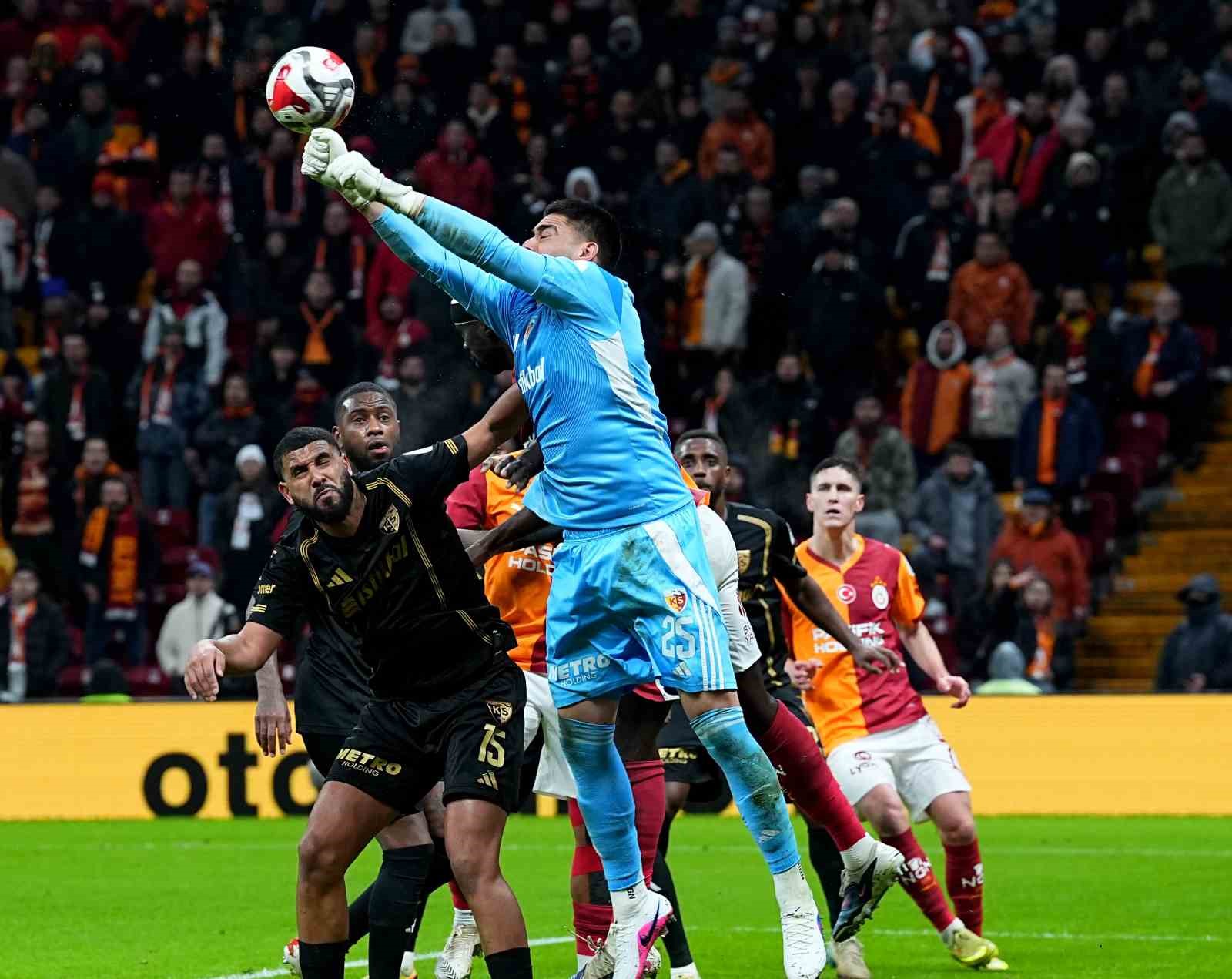 Trendyol Süper Lig: Galatasaray: 2 - Kayserispor: 0 (İlk yarı)
