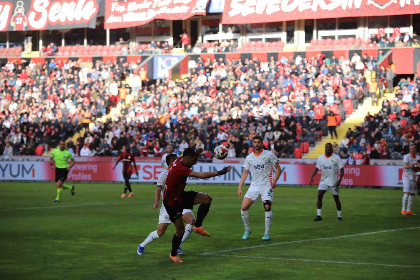Trendyol Süper Lig: Gaziantep FK: 0 - Corendon Alanyaspor: 0 (Maç devam ediyor)
