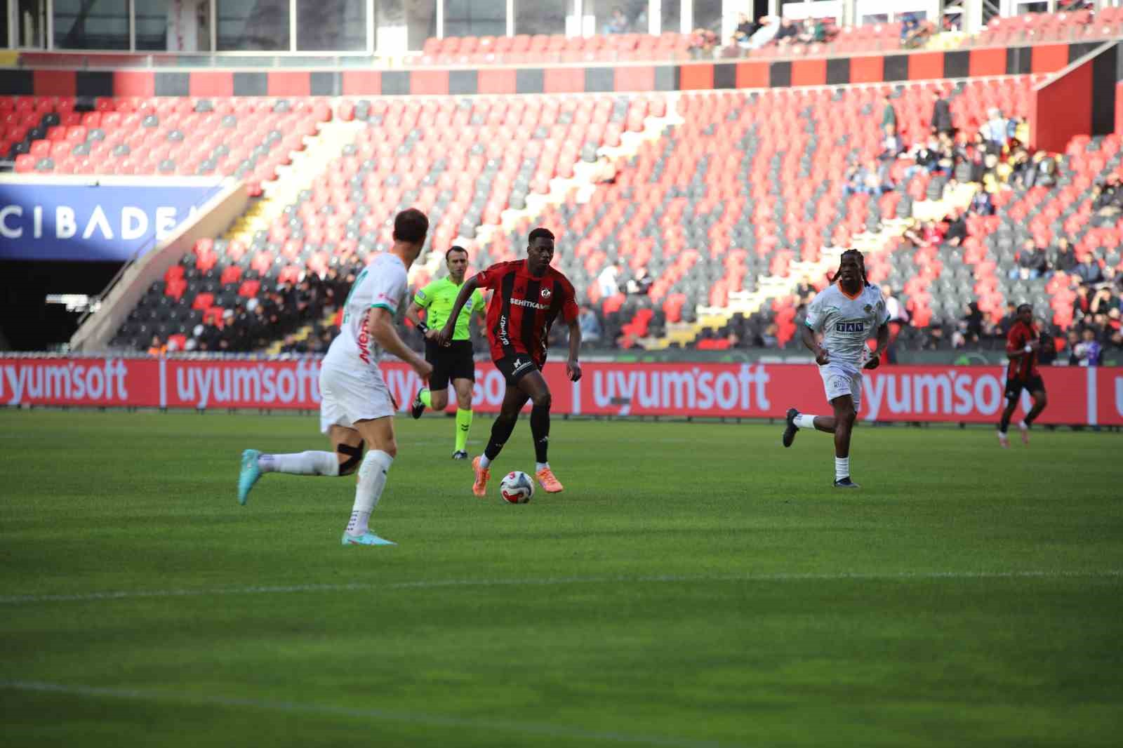 Trendyol Süper Lig: Gaziantep FK: 0 - Corendon Alanyaspor: 0 (Maç devam ediyor)
