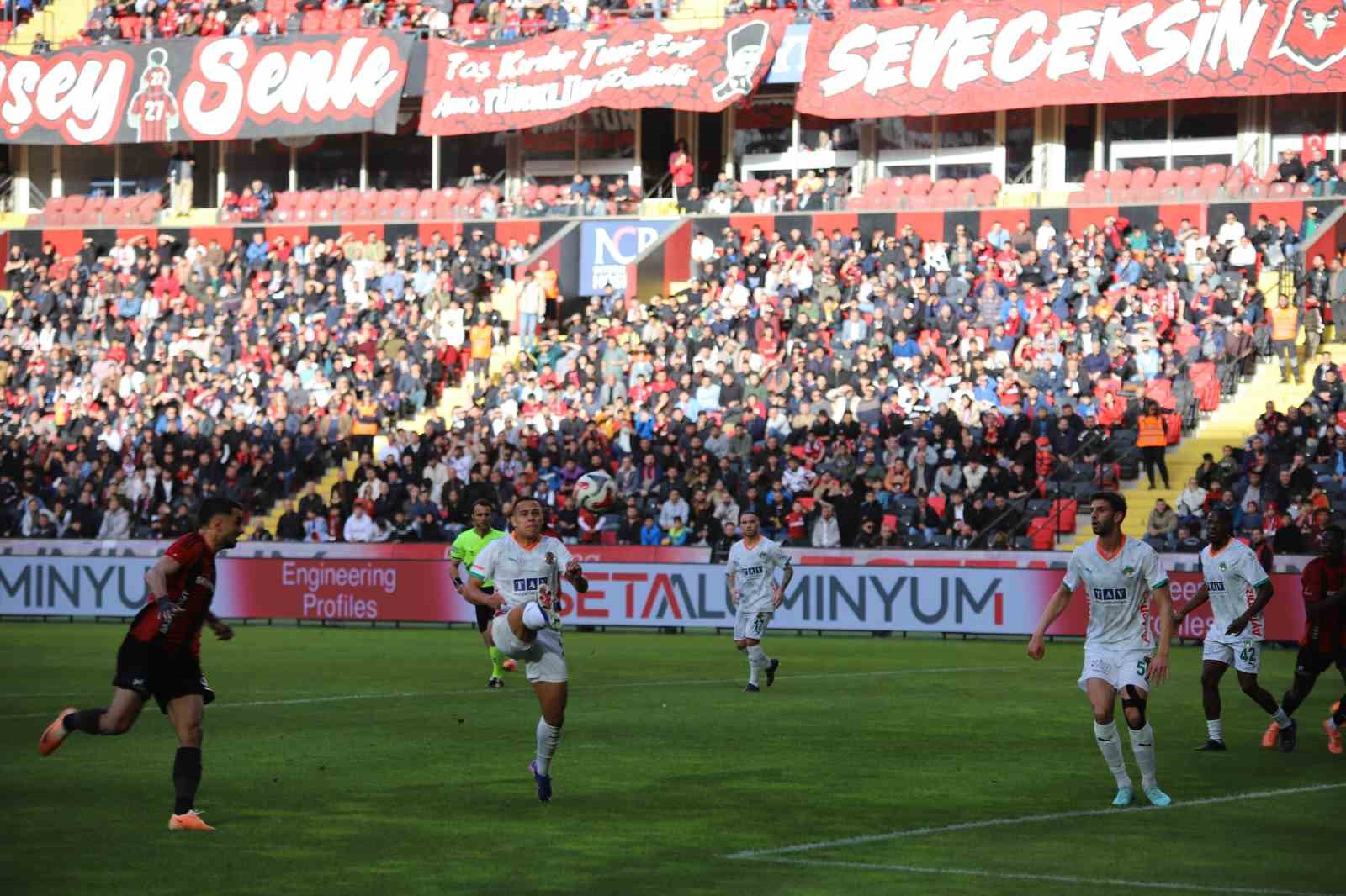 Trendyol Süper Lig: Gaziantep FK: 0 - Corendon Alanyaspor: 0 (Maç devam ediyor)
