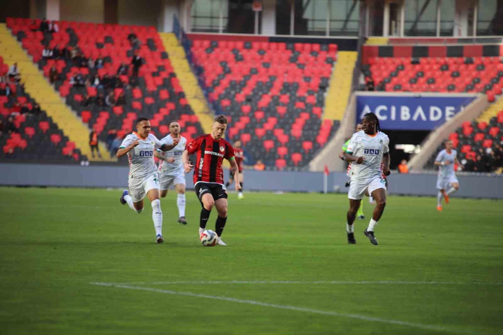 Trendyol Süper Lig: Gaziantep FK: 0 - Corendon Alanyaspor: 1 (İlk yarı)
