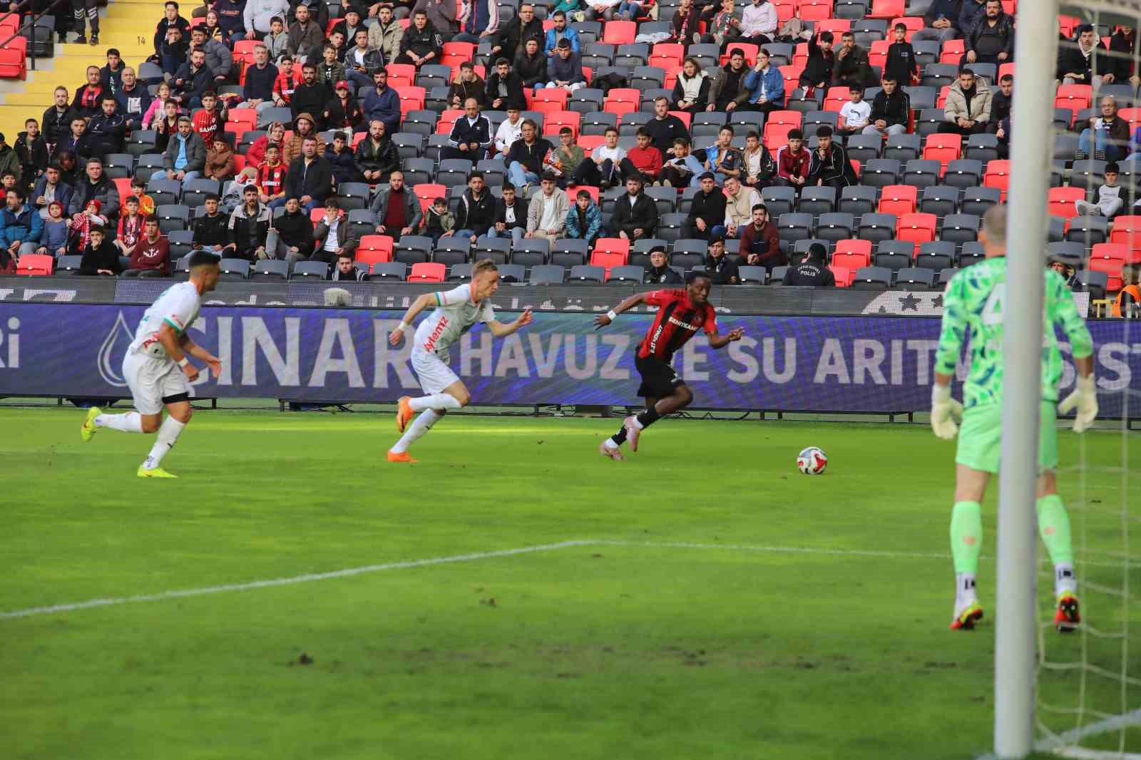 Trendyol Süper Lig: Gaziantep FK: 0 - Corendon Alanyaspor: 1 (İlk yarı)
