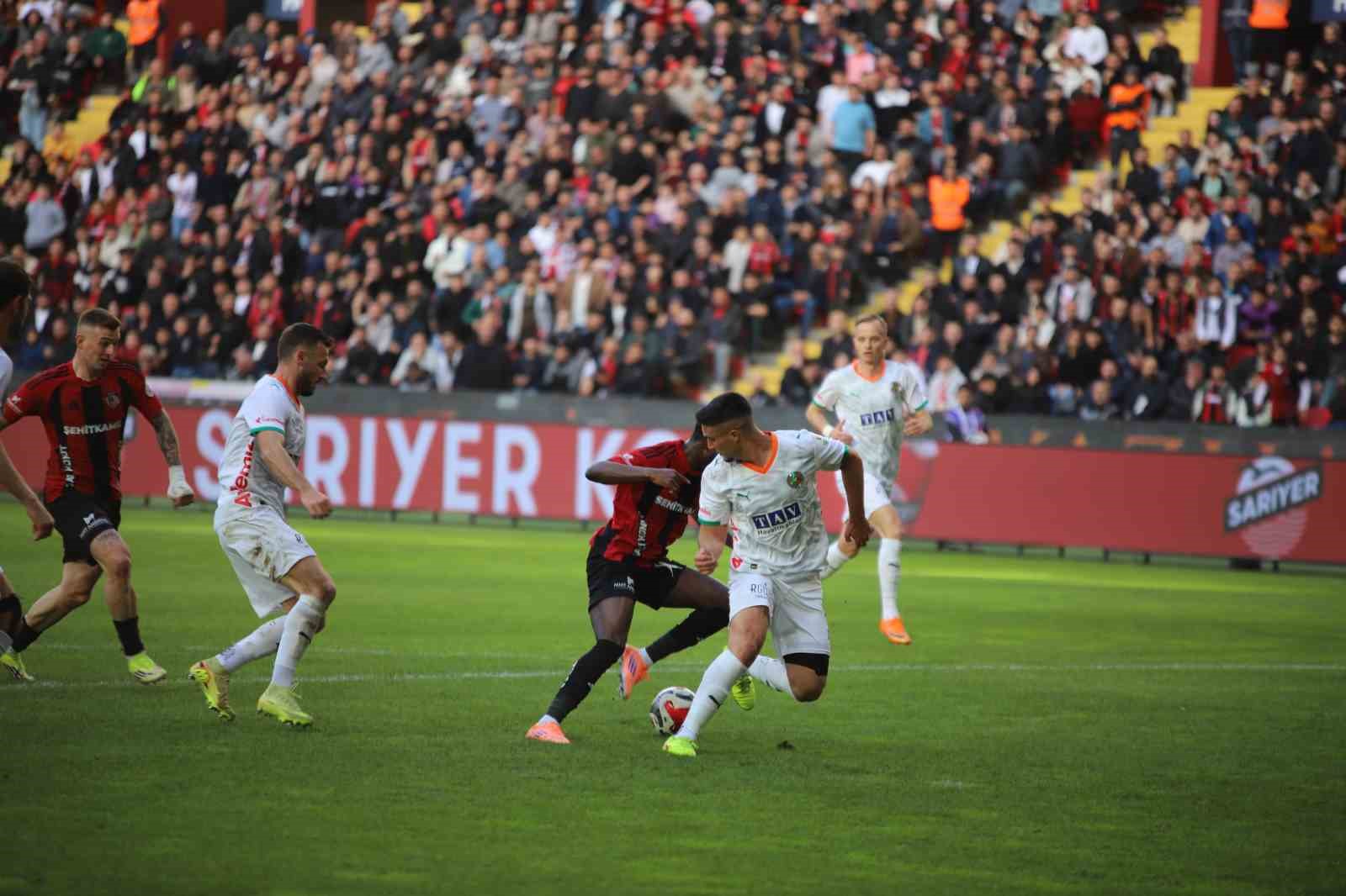 Trendyol Süper Lig: Gaziantep FK: 0 - Corendon Alanyaspor: 1 (İlk yarı)
