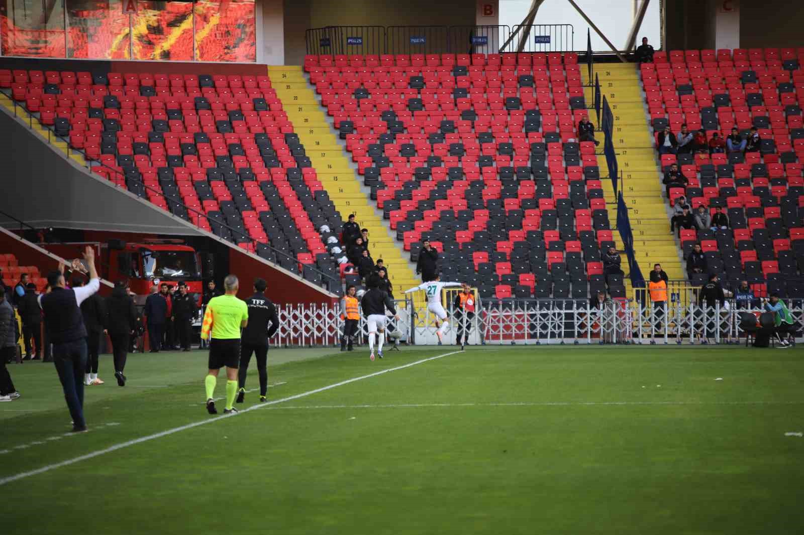 Trendyol Süper Lig: Gaziantep FK: 0 - Corendon Alanyaspor: 1 (İlk yarı)
