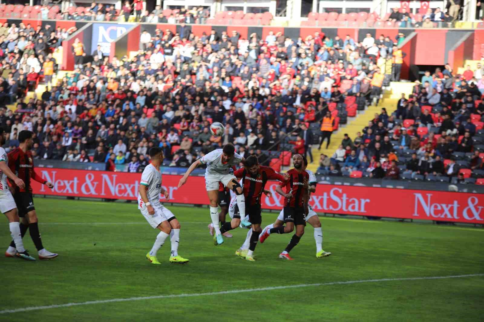 Trendyol Süper Lig: Gaziantep FK: 0 - Corendon Alanyaspor: 1 (İlk yarı)
