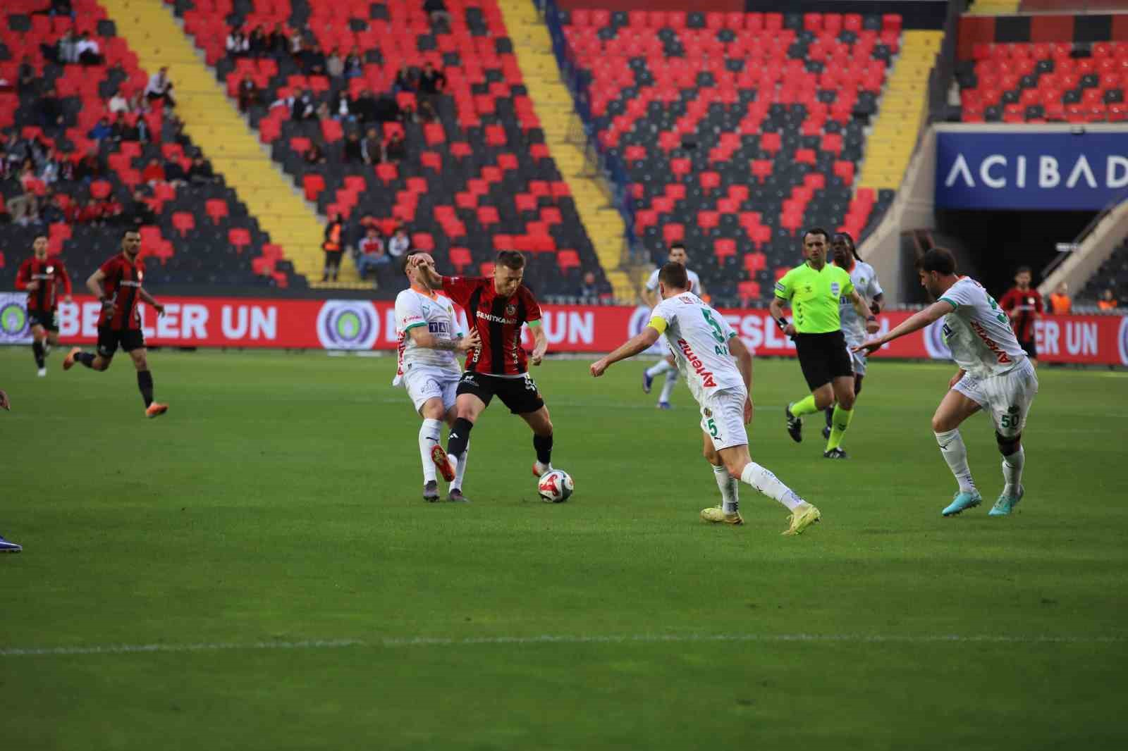 Trendyol Süper Lig: Gaziantep FK: 0 - Corendon Alanyaspor: 1 (İlk yarı)
