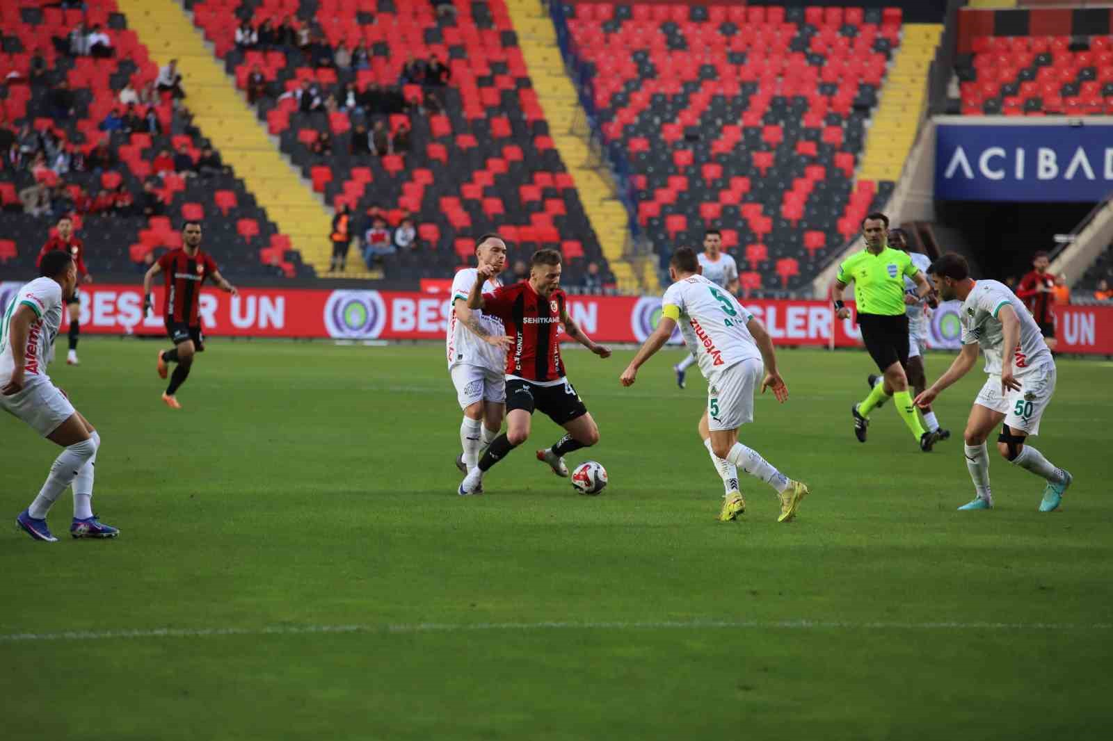 Trendyol Süper Lig: Gaziantep FK: 0 - Corendon Alanyaspor: 1 (İlk yarı)
