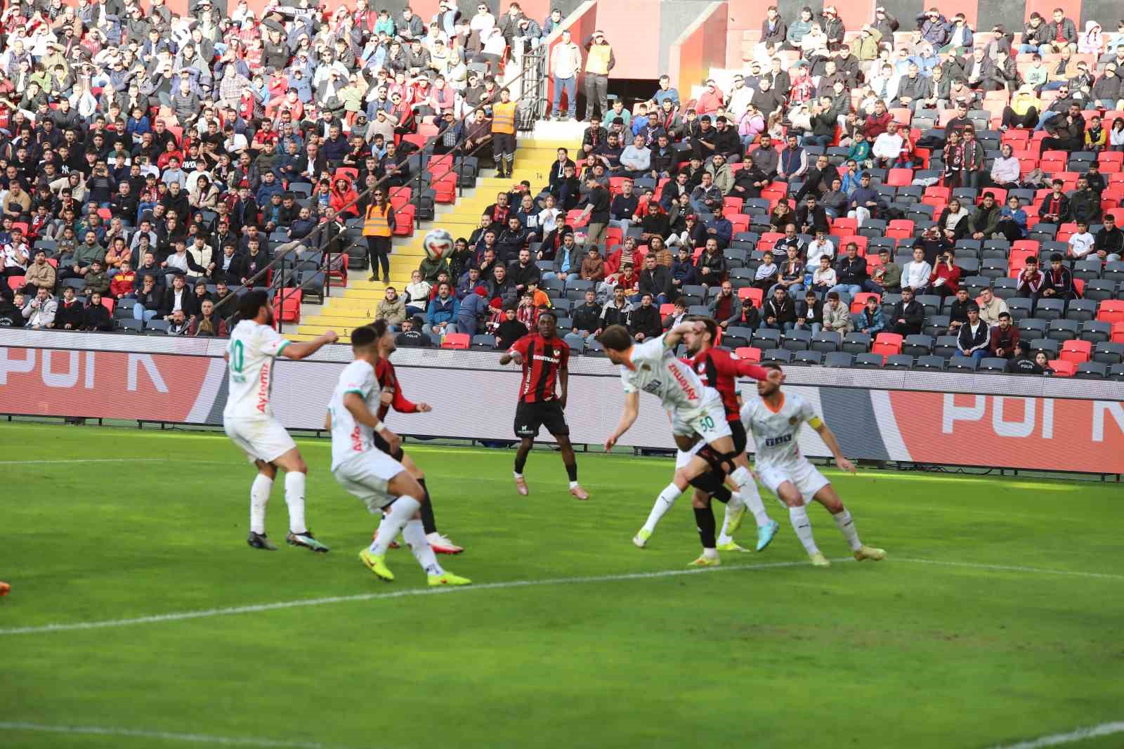 Trendyol Süper Lig: Gaziantep FK: 0 - Corendon Alanyaspor: 1 (İlk yarı)
