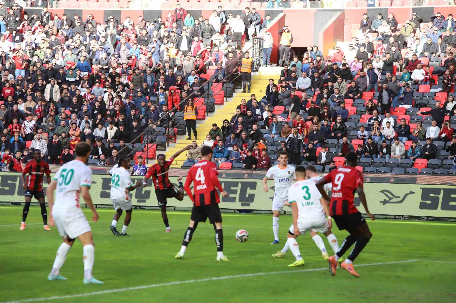 Trendyol Süper Lig: Gaziantep FK: 0 - Corendon Alanyaspor: 1 (İlk yarı)
