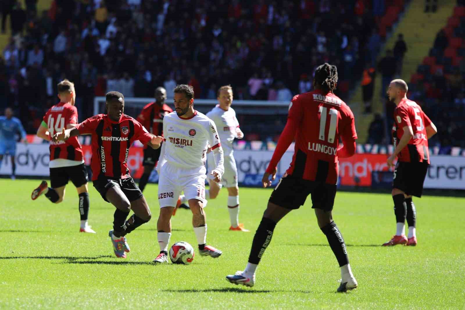 Trendyol Süper Lig: Gaziantep FK: 0 - Fatih Karagümrük: 0 (İlk yarı)
