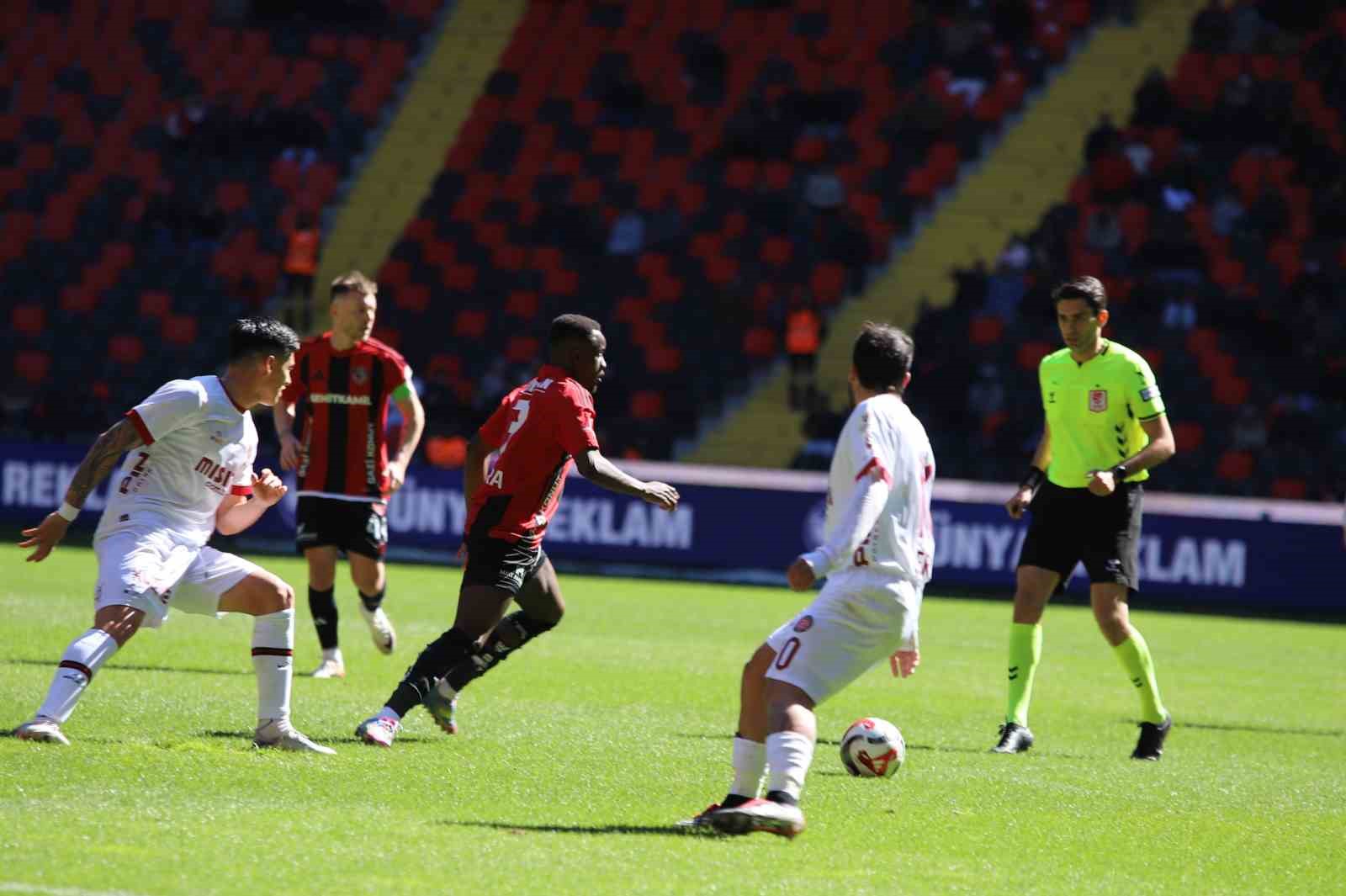 Trendyol Süper Lig: Gaziantep FK: 0 - Fatih Karagümrük: 0 (İlk yarı)
