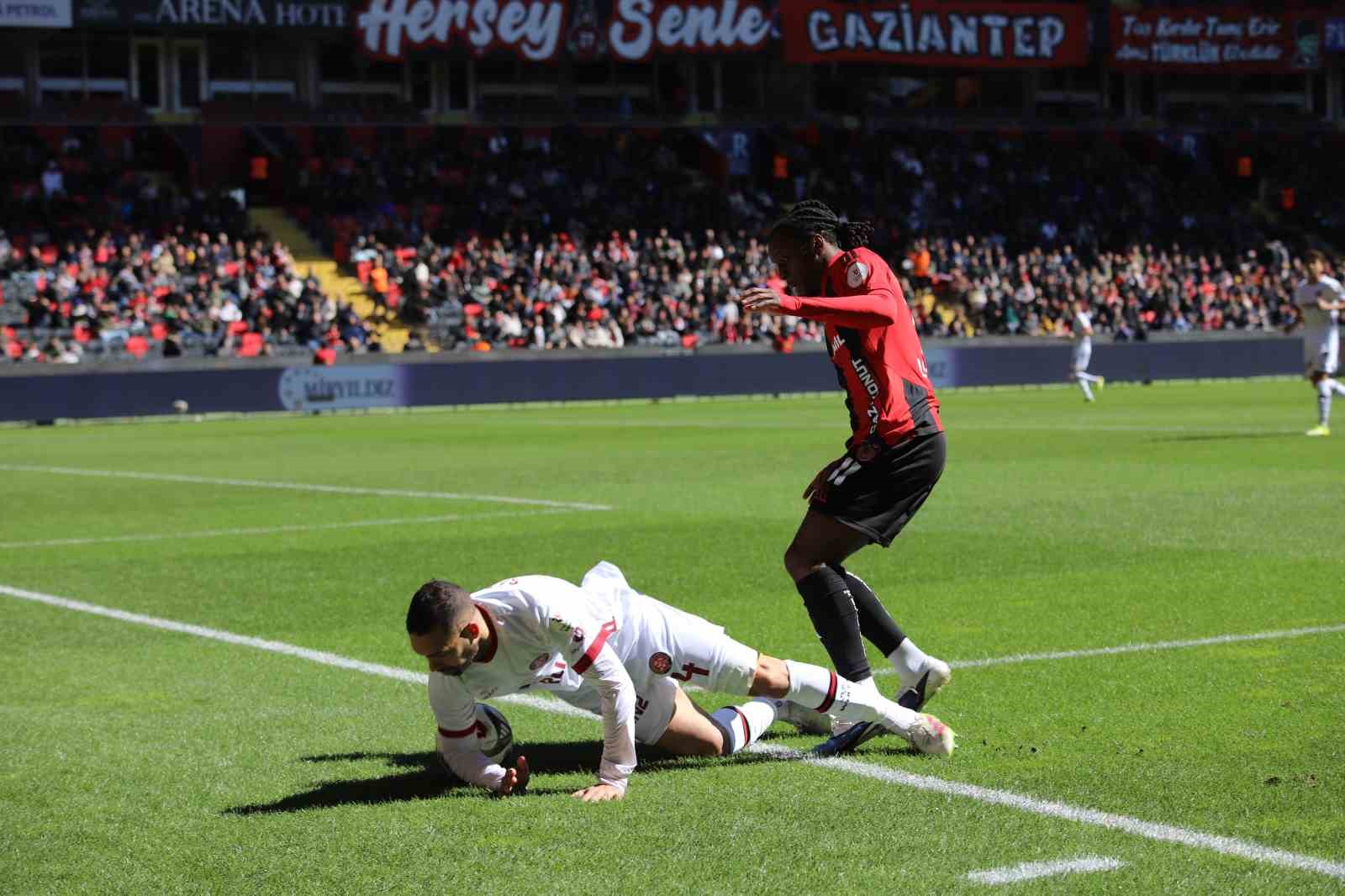 Trendyol Süper Lig: Gaziantep FK: 0 - Fatih Karagümrük: 0 (Maç devam ediyor)
