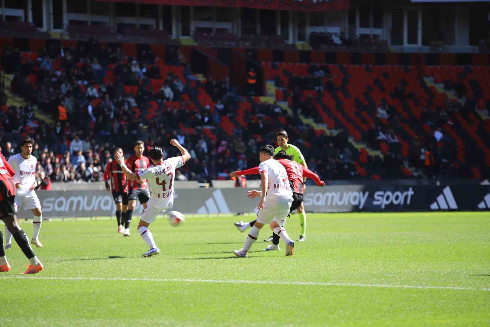 Trendyol Süper Lig: Gaziantep FK: 0 - Fatih Karagümrük: 0 (Maç devam ediyor)
