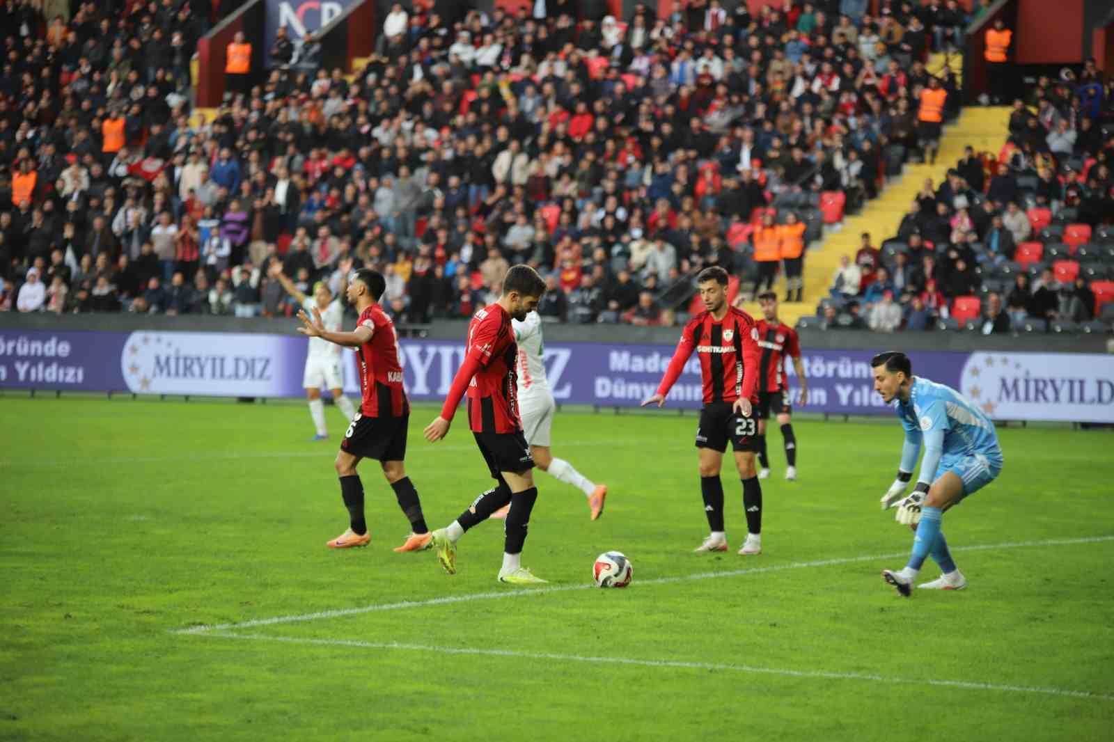 Trendyol Süper Lig: Gaziantep FK: 1 - Corendon Alanyaspor: 1 (Maç sonucu)
Trendyol Süper Lig: Gaziantep FK: 1 - Corendon Alanyaspor: 1 (Maç sonucu)