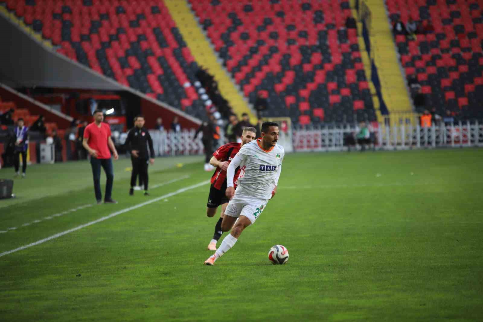 Trendyol Süper Lig: Gaziantep FK: 1 - Corendon Alanyaspor: 1 (Maç sonucu)
Trendyol Süper Lig: Gaziantep FK: 1 - Corendon Alanyaspor: 1 (Maç sonucu)