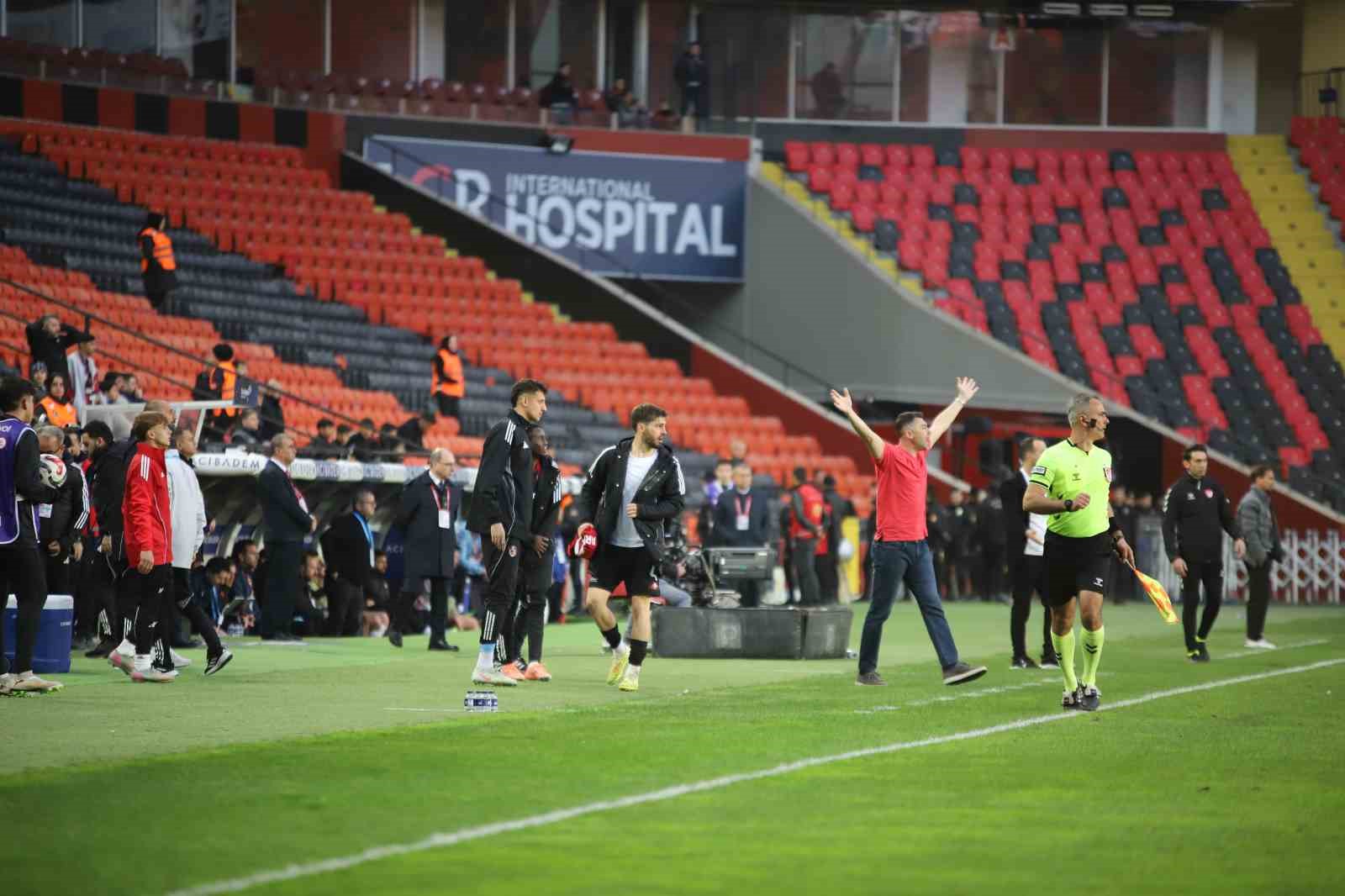 Trendyol Süper Lig: Gaziantep FK: 1 - Corendon Alanyaspor: 1 (Maç sonucu)
Trendyol Süper Lig: Gaziantep FK: 1 - Corendon Alanyaspor: 1 (Maç sonucu)