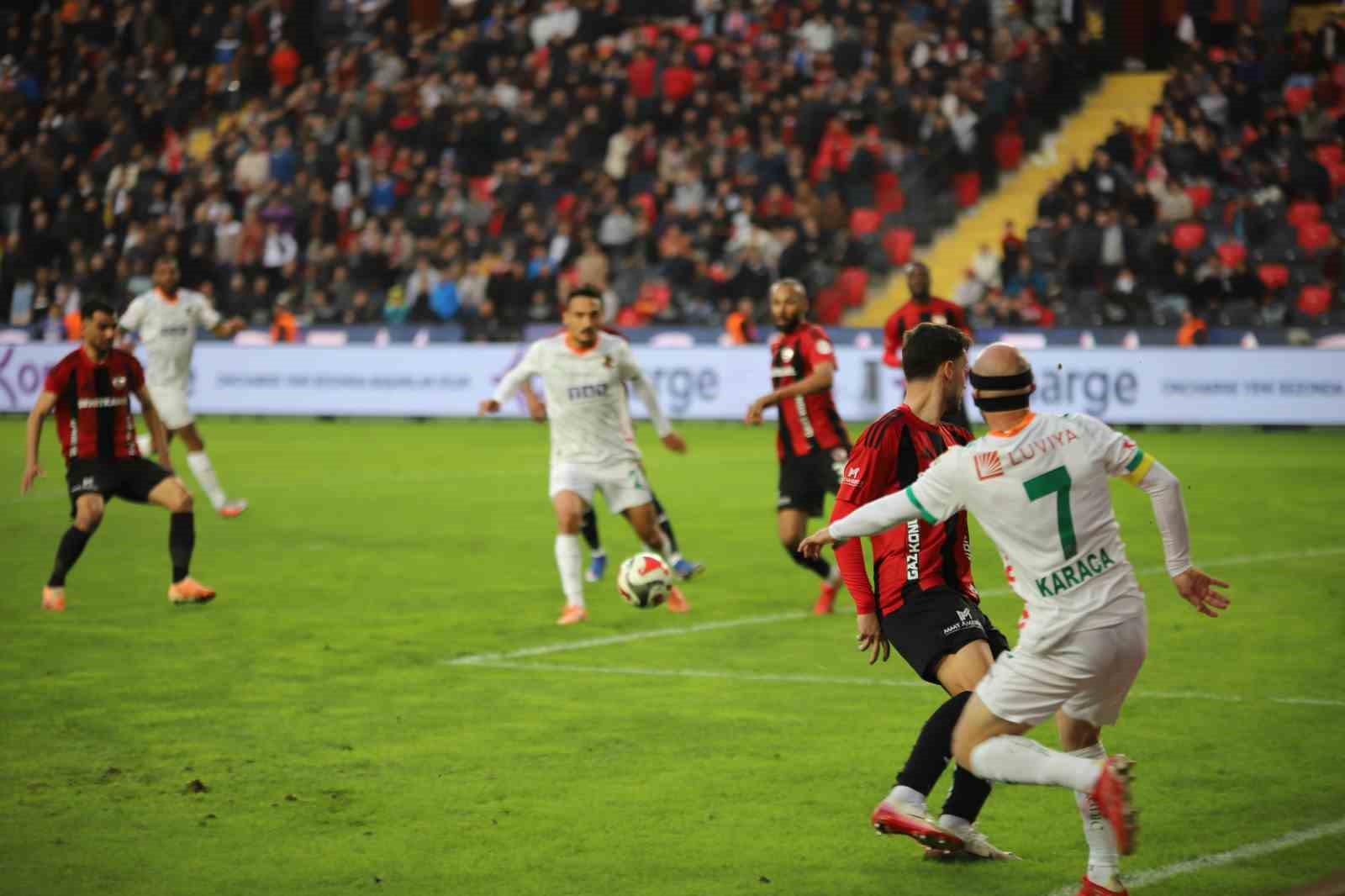 Trendyol Süper Lig: Gaziantep FK: 1 - Corendon Alanyaspor: 1 (Maç sonucu)
Trendyol Süper Lig: Gaziantep FK: 1 - Corendon Alanyaspor: 1 (Maç sonucu)
