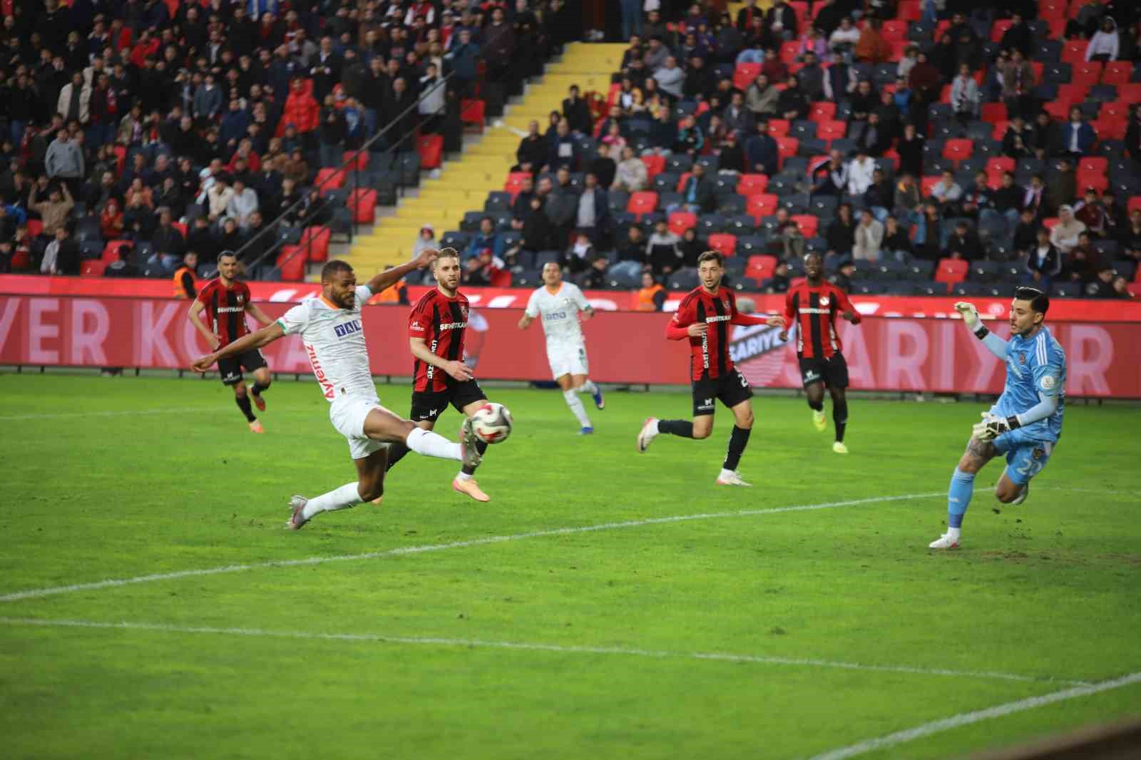 Trendyol Süper Lig: Gaziantep FK: 1 - Corendon Alanyaspor: 1 (Maç sonucu)
Trendyol Süper Lig: Gaziantep FK: 1 - Corendon Alanyaspor: 1 (Maç sonucu)