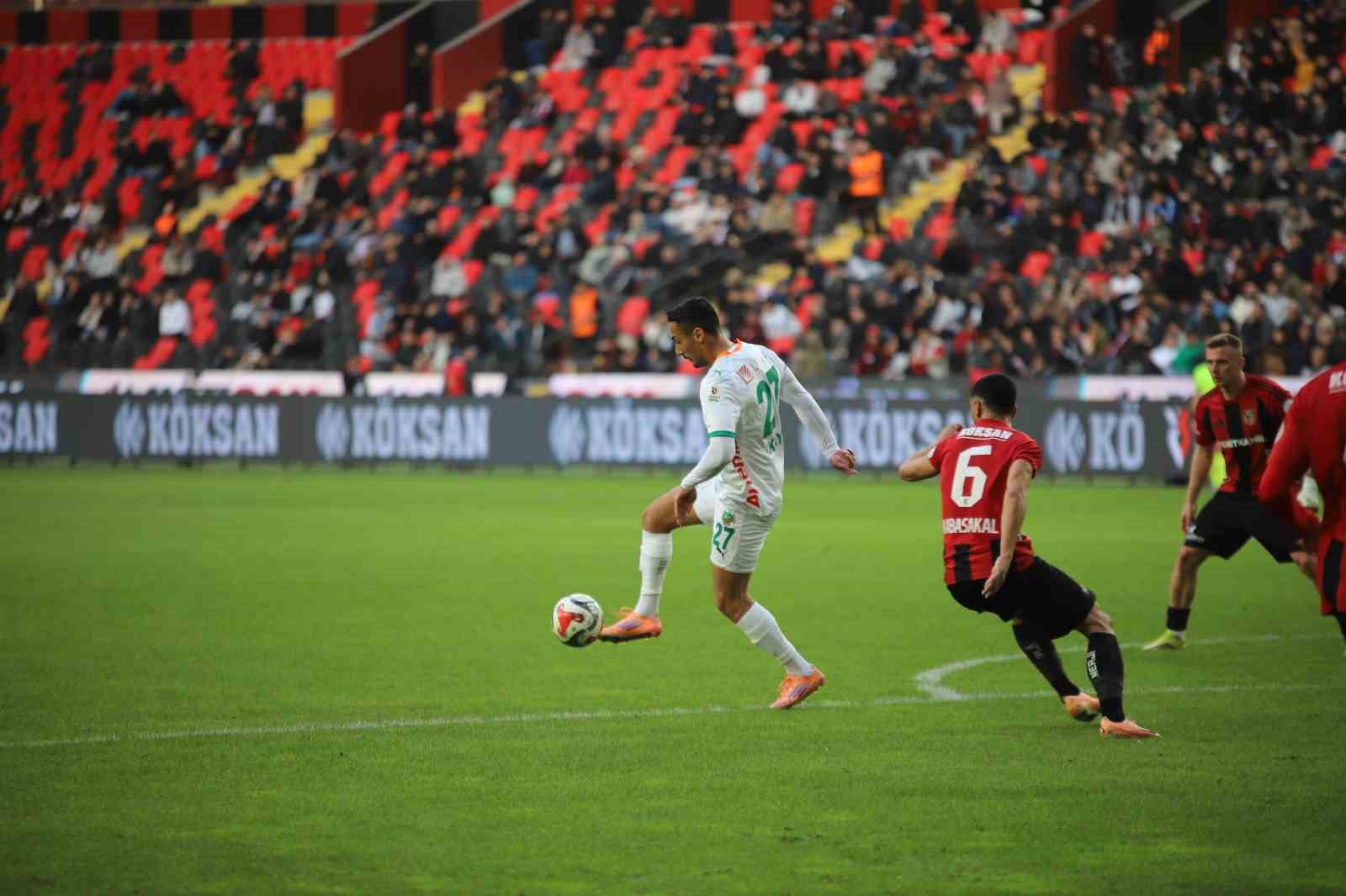 Trendyol Süper Lig: Gaziantep FK: 1 - Corendon Alanyaspor: 1 (Maç sonucu)
Trendyol Süper Lig: Gaziantep FK: 1 - Corendon Alanyaspor: 1 (Maç sonucu)