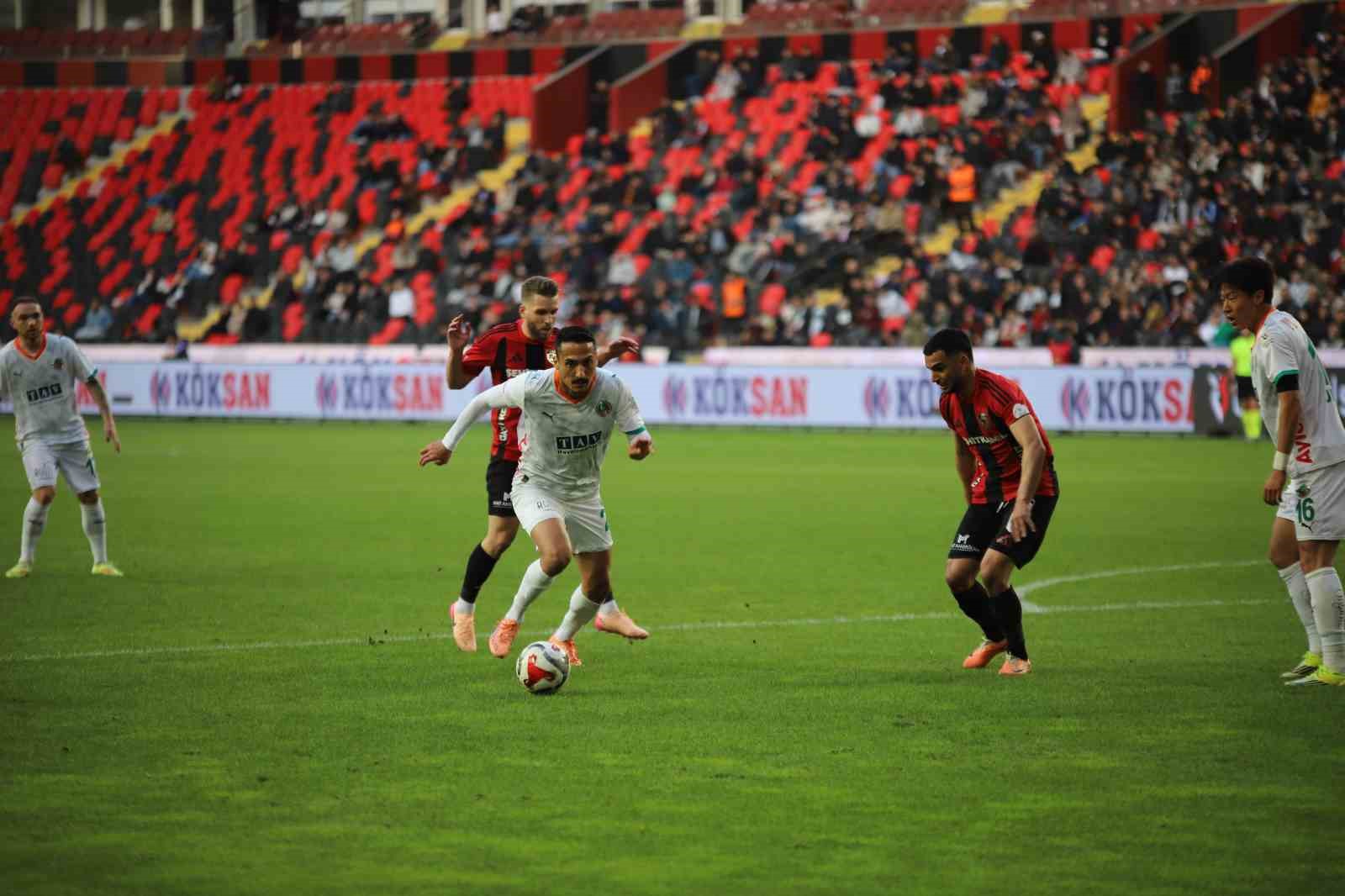 Trendyol Süper Lig: Gaziantep FK: 1 - Corendon Alanyaspor: 1 (Maç sonucu)
Trendyol Süper Lig: Gaziantep FK: 1 - Corendon Alanyaspor: 1 (Maç sonucu)