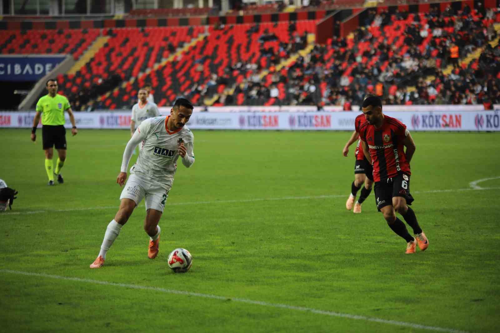 Trendyol Süper Lig: Gaziantep FK: 1 - Corendon Alanyaspor: 1 (Maç sonucu)
Trendyol Süper Lig: Gaziantep FK: 1 - Corendon Alanyaspor: 1 (Maç sonucu)