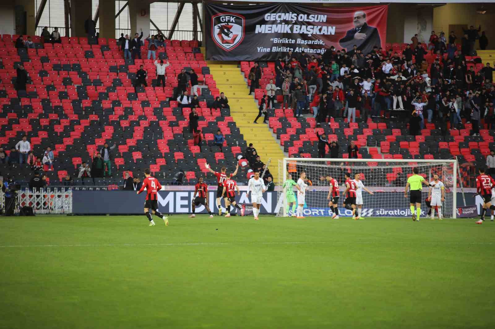 Trendyol Süper Lig: Gaziantep FK: 1 - Corendon Alanyaspor: 1 (Maç sonucu)
Trendyol Süper Lig: Gaziantep FK: 1 - Corendon Alanyaspor: 1 (Maç sonucu)