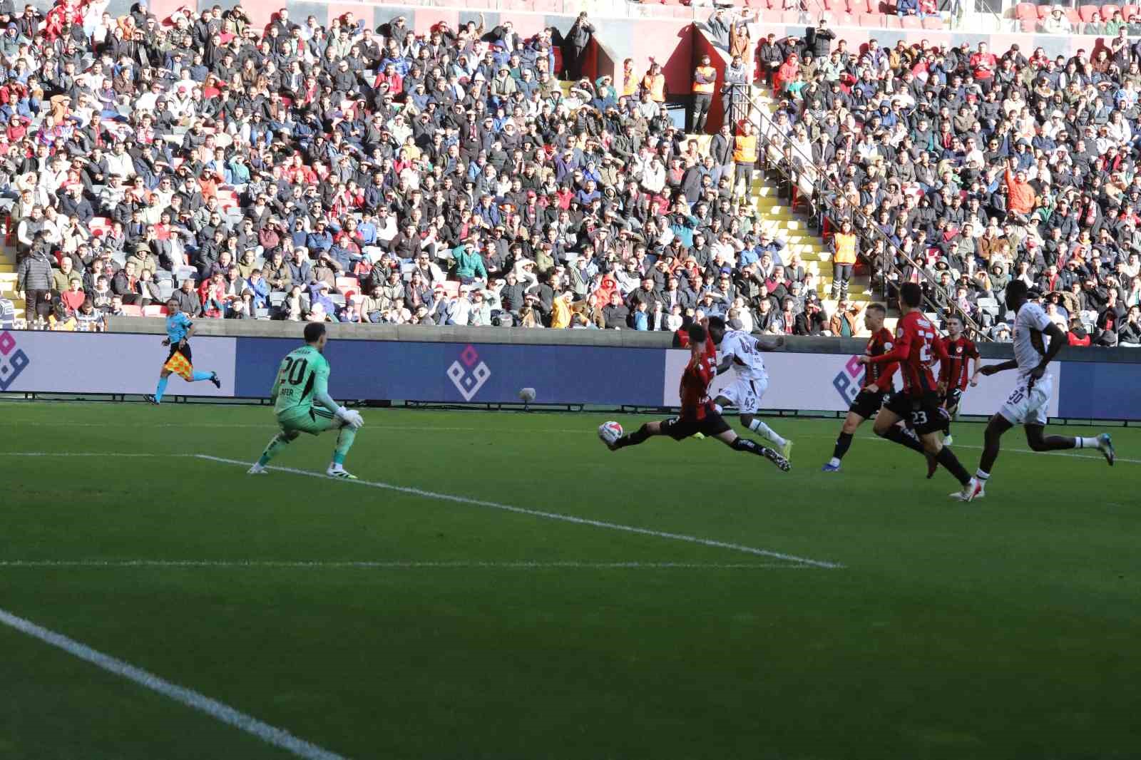 Trendyol Süper Lig: Gaziantep FK: 1 - Trabzonspor: 2 (İlk yarı)
