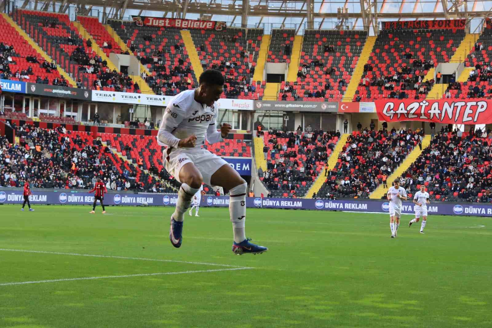 Trendyol Süper Lig: Gaziantep FK: 1 - Trabzonspor: 2 (İlk yarı)
