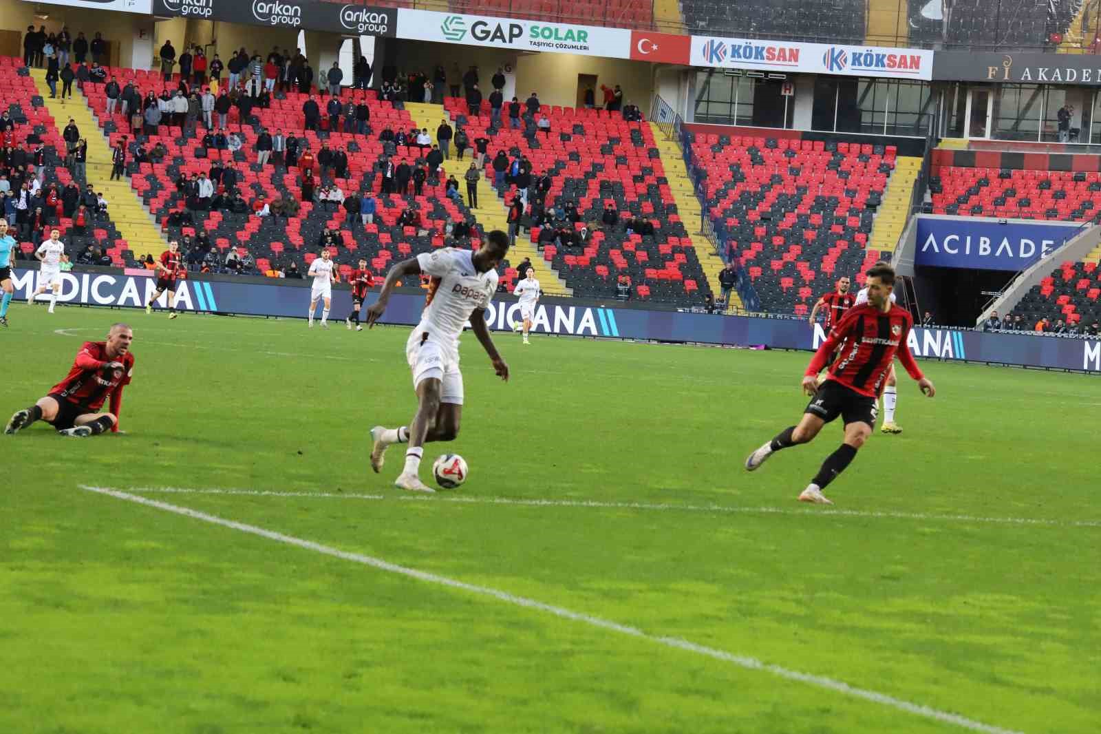 Trendyol Süper Lig: Gaziantep FK: 1 - Trabzonspor: 2 (Maç sonucu)
Trendyol Süper Lig: Gaziantep FK: 1 - Trabzonspor: 2 (Maç sonucu)