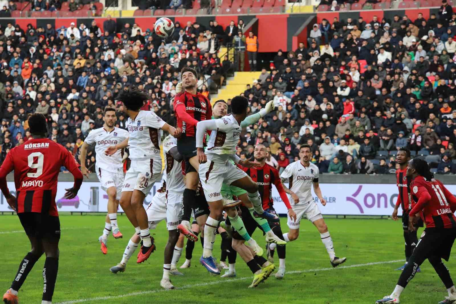 Trendyol Süper Lig: Gaziantep FK: 1 - Trabzonspor: 2 (Maç sonucu)
Trendyol Süper Lig: Gaziantep FK: 1 - Trabzonspor: 2 (Maç sonucu)