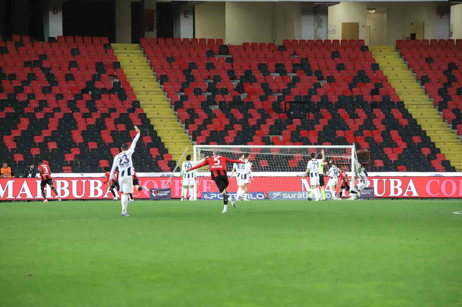 Trendyol Süper Lig: Gaziantep FK: 2 - Kasımpaşa: 1 (İlk yarı)
