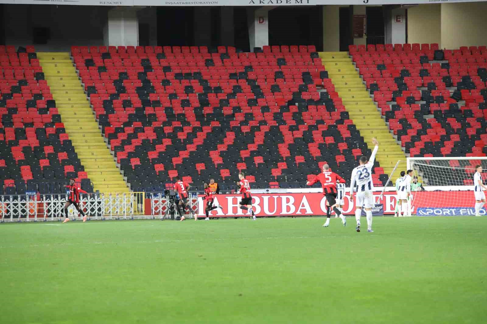 Trendyol Süper Lig: Gaziantep FK: 2 - Kasımpaşa: 1 (İlk yarı)
