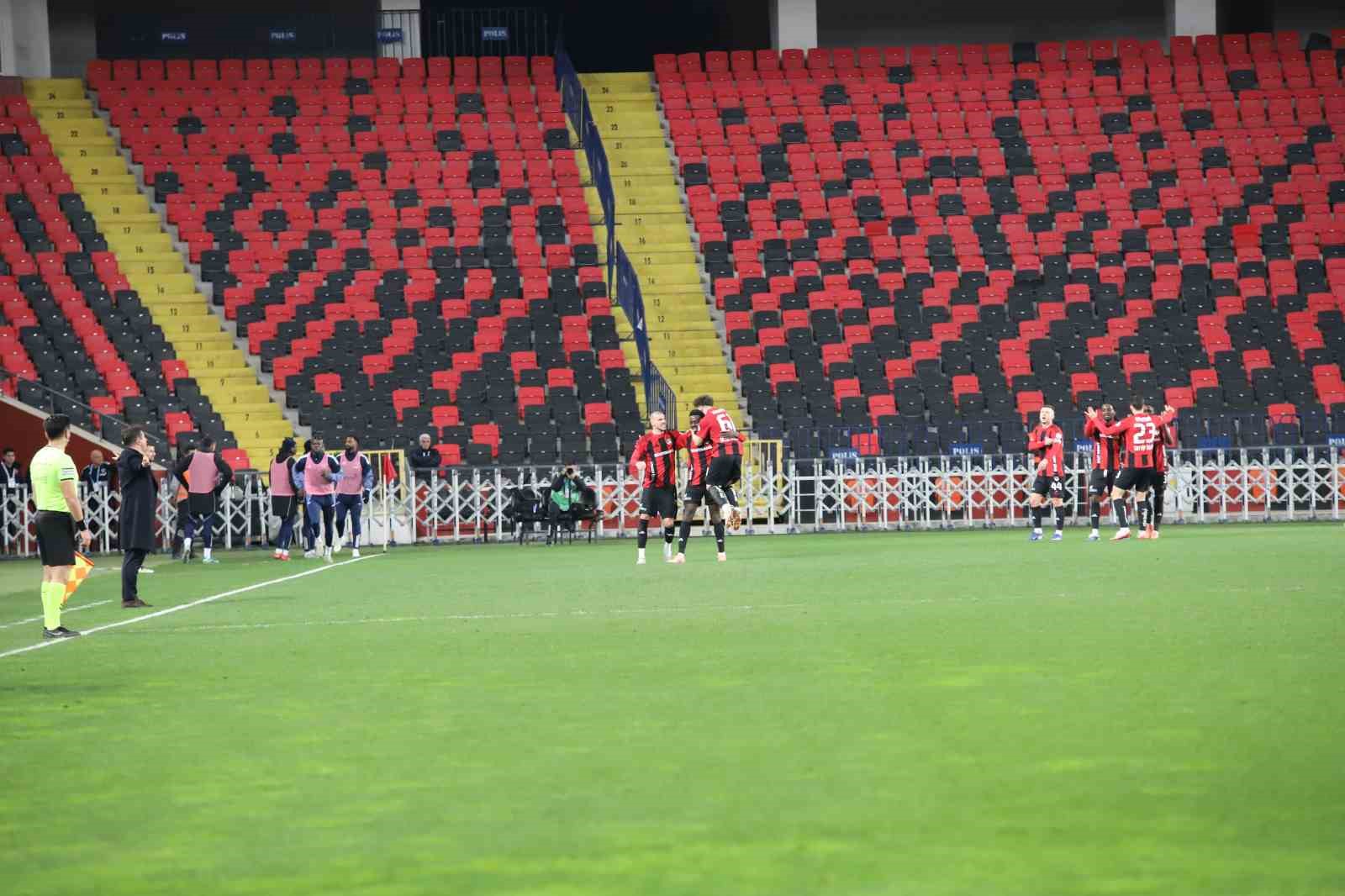 Trendyol Süper Lig: Gaziantep FK: 2 - Kasımpaşa: 1 (İlk yarı)
