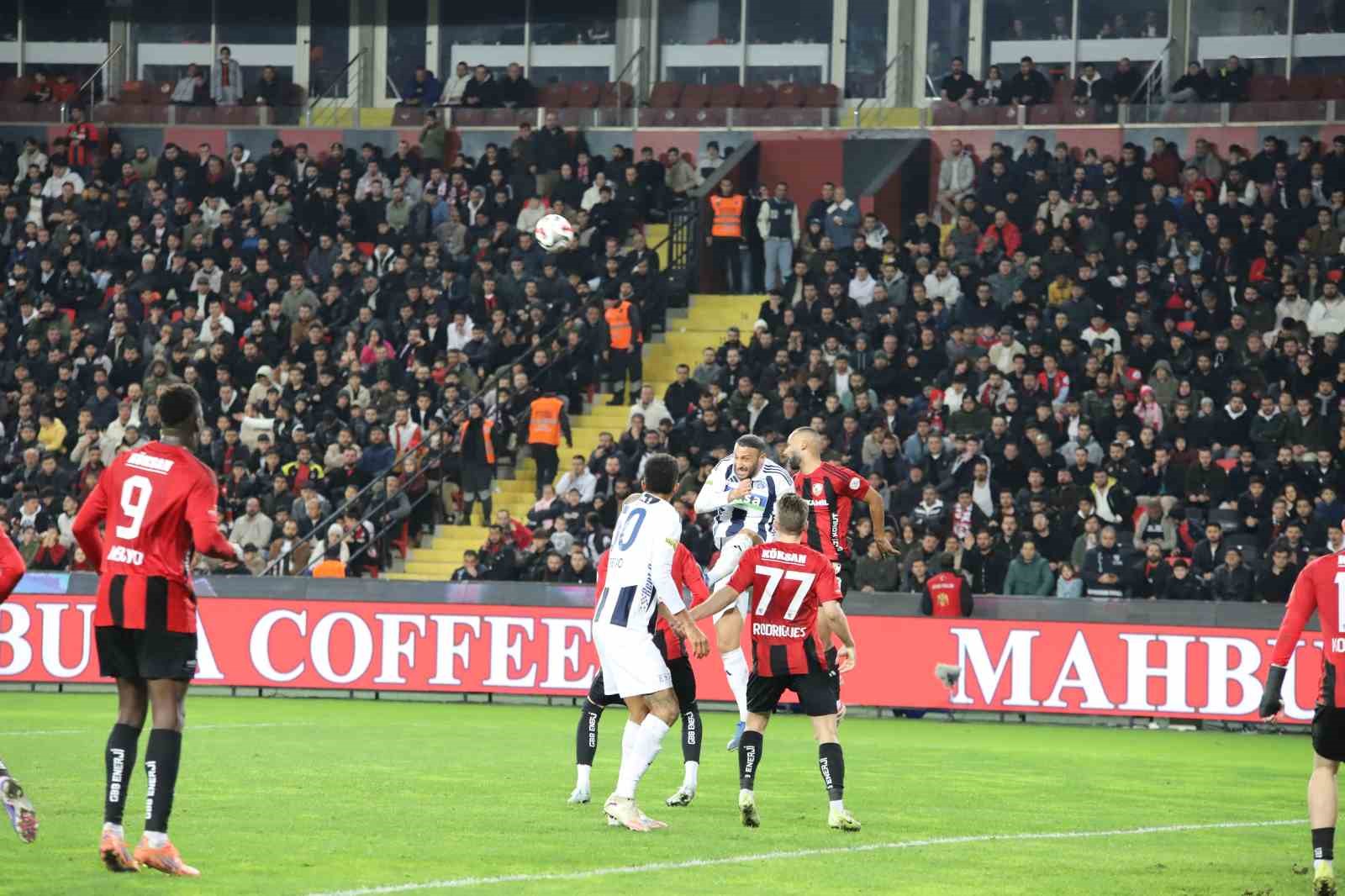 Trendyol Süper Lig: Gaziantep FK: 2 - Kasımpaşa: 1 (İlk yarı)
