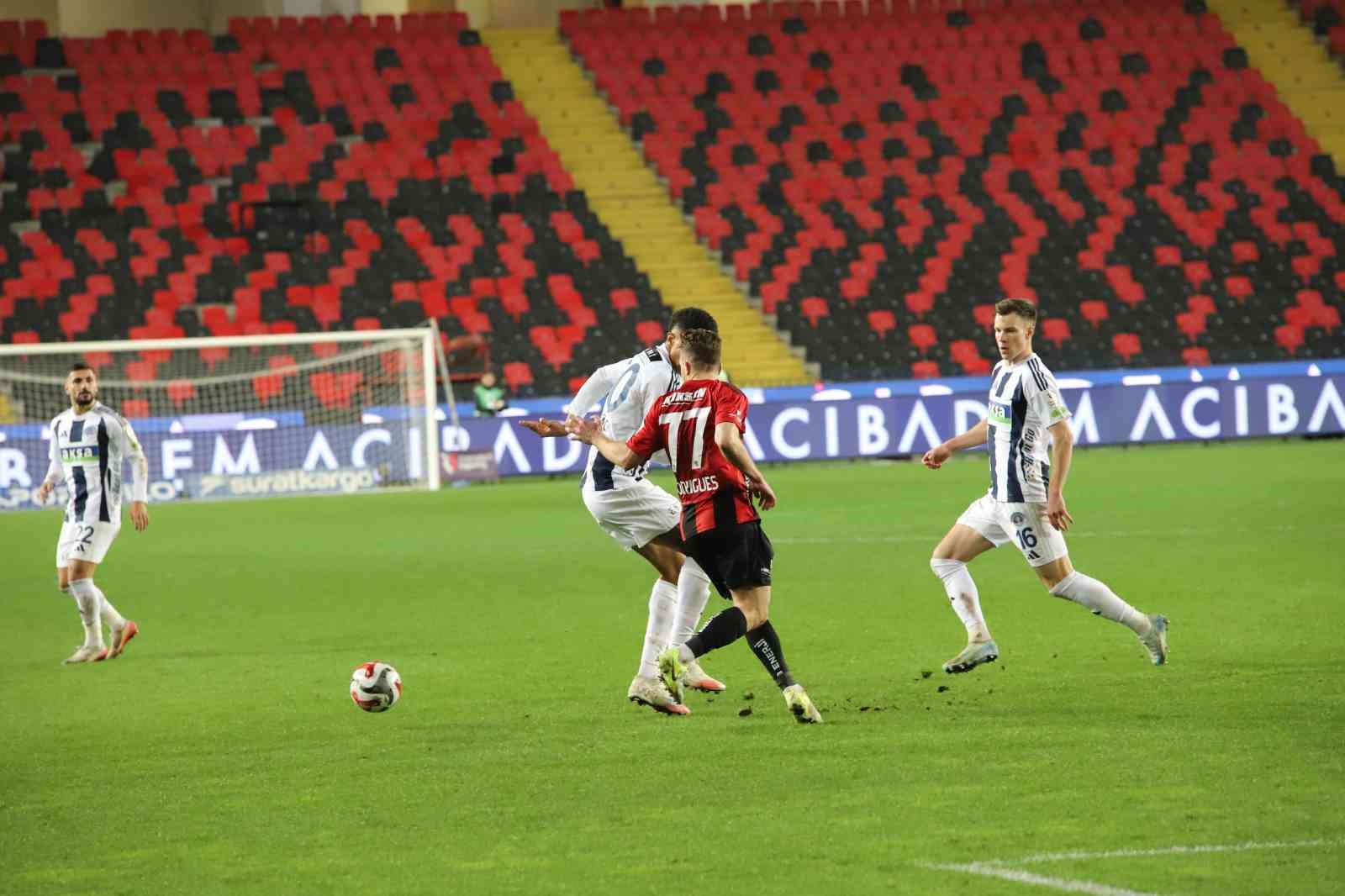 Trendyol Süper Lig: Gaziantep FK: 2 - Kasımpaşa: 1 (İlk yarı)
