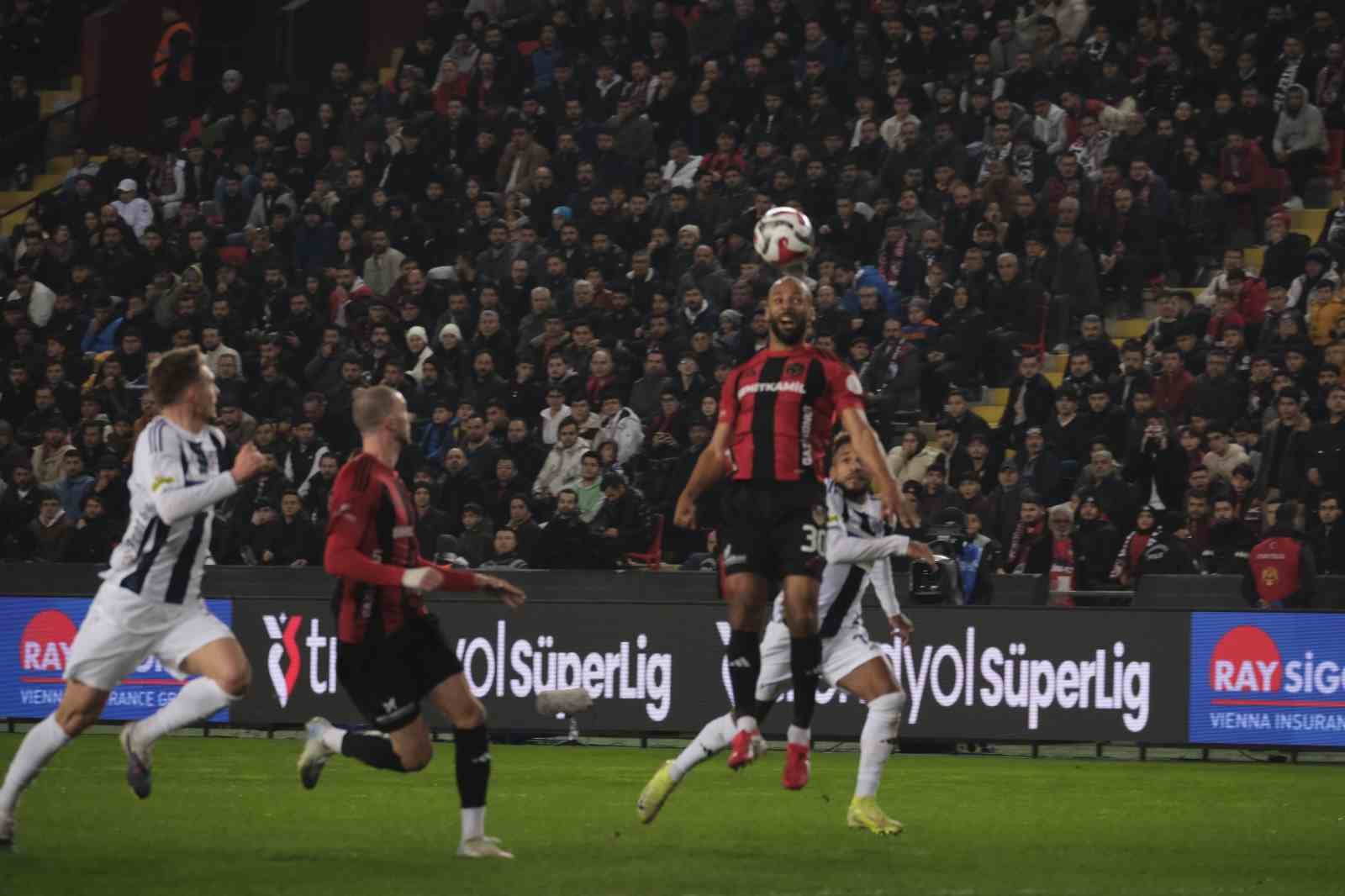 Trendyol Süper Lig: Gaziantep FK: 2 - Kasımpaşa: 1 (İlk yarı)
