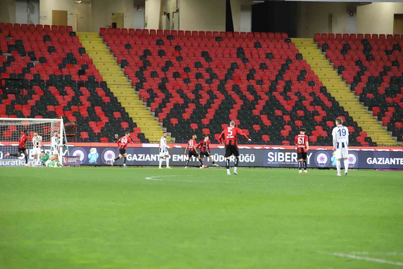 Trendyol Süper Lig: Gaziantep FK: 2 - Kasımpaşa: 1 (İlk yarı)

