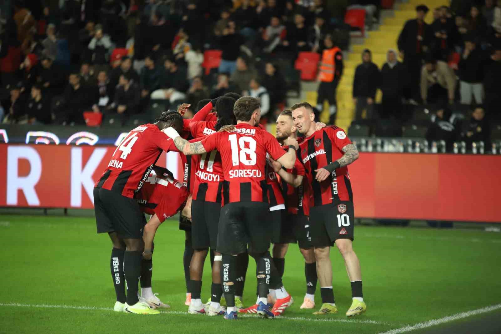 Trendyol Süper Lig: Gaziantep FK: 2 - Kayserispor: 0 (İlk yarı)
