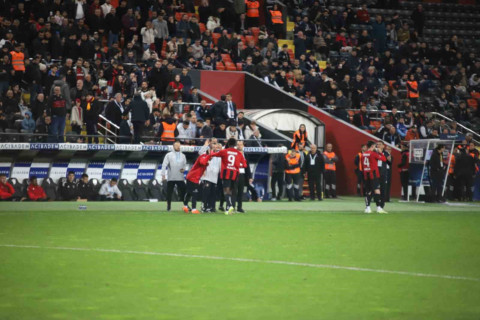 Trendyol Süper Lig: Gaziantep FK: 2 - Kayserispor: 0 (İlk yarı)
