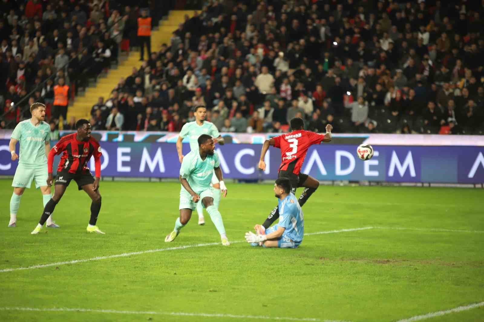 Trendyol Süper Lig: Gaziantep FK: 2 - Kayserispor: 0 (İlk yarı)
