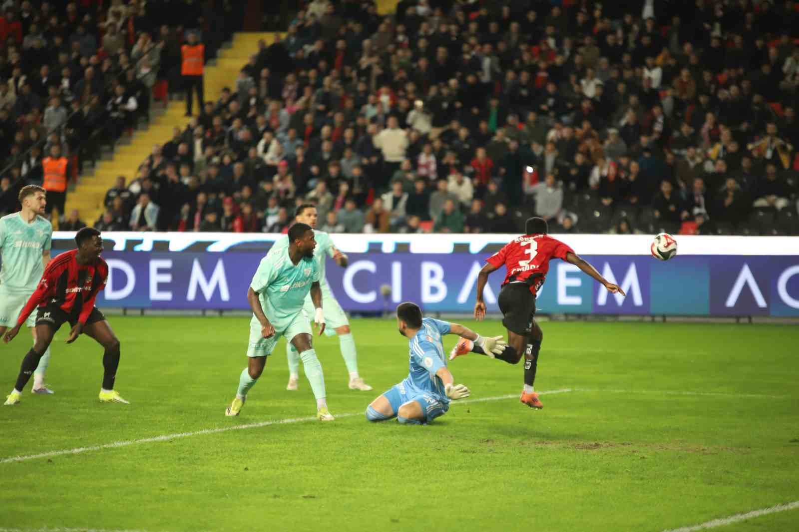 Trendyol Süper Lig: Gaziantep FK: 2 - Kayserispor: 0 (İlk yarı)
