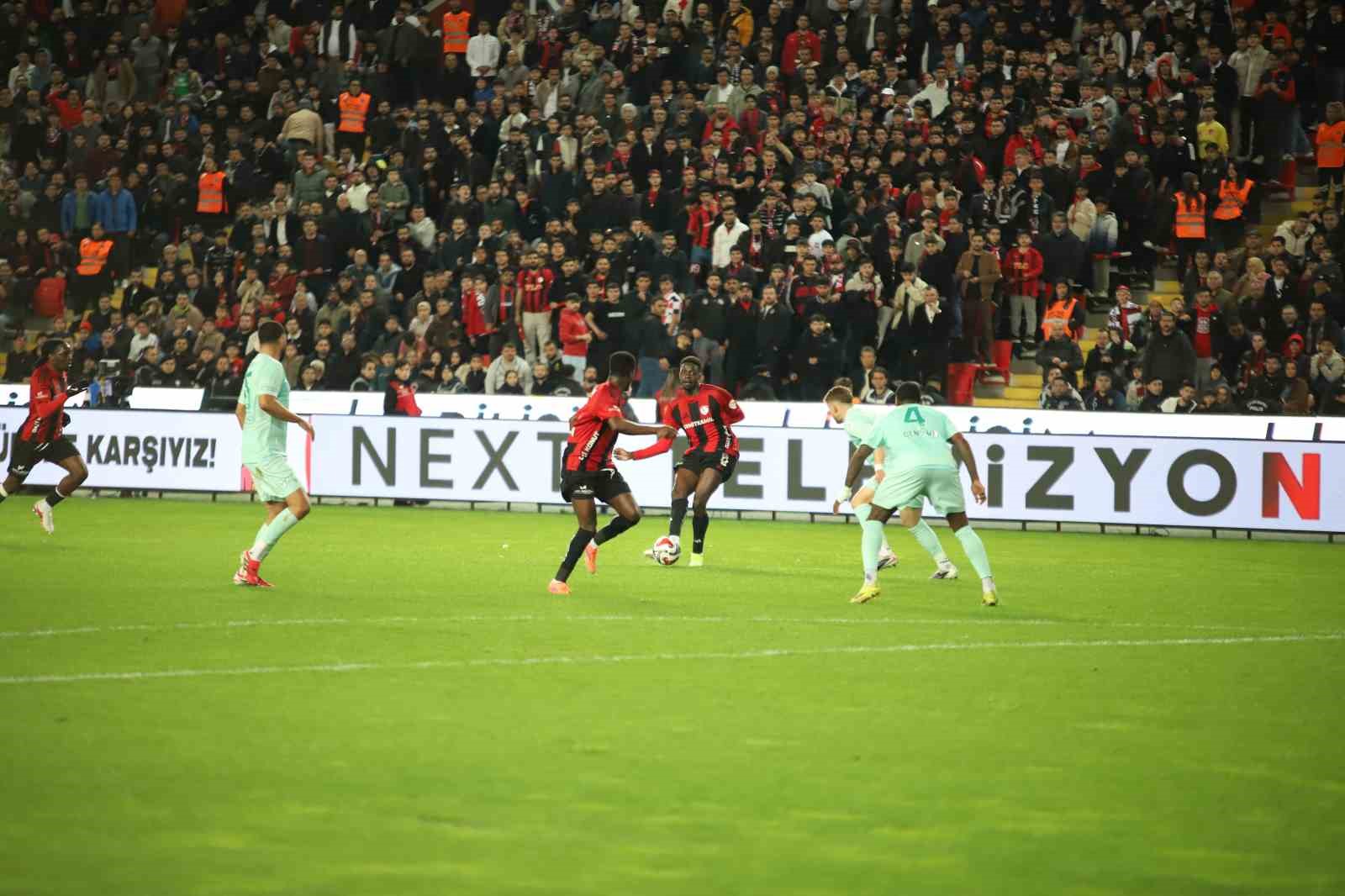 Trendyol Süper Lig: Gaziantep FK: 2 - Kayserispor: 0 (İlk yarı)
