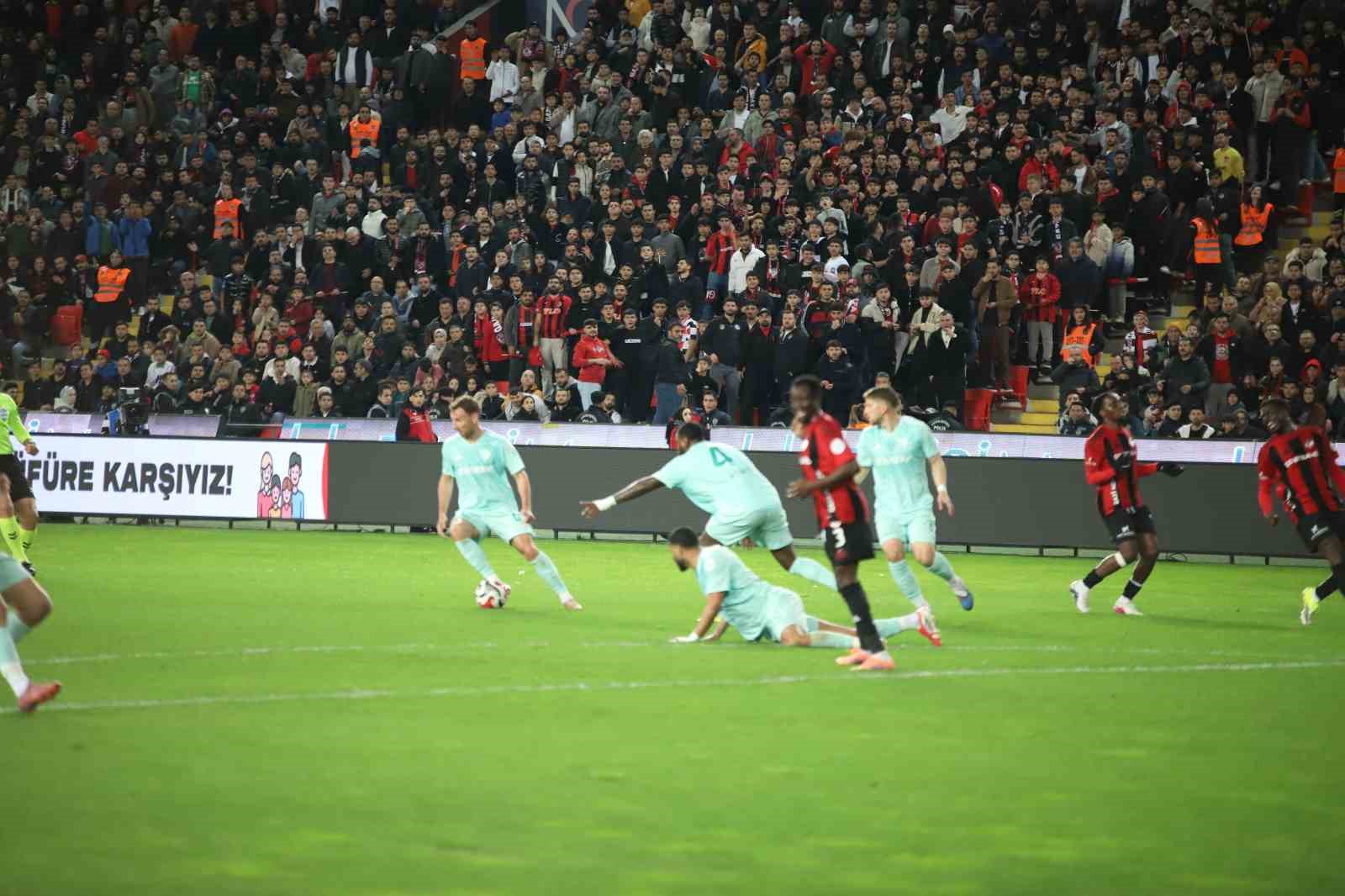 Trendyol Süper Lig: Gaziantep FK: 2 - Kayserispor: 0 (İlk yarı)
