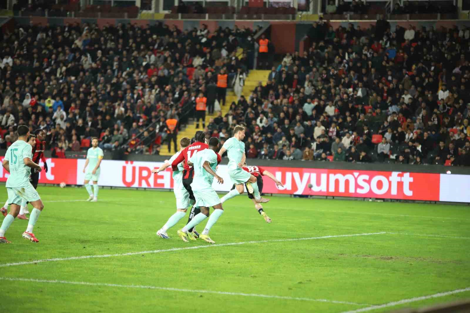 Trendyol Süper Lig: Gaziantep FK: 2 - Kayserispor: 0 (İlk yarı)
