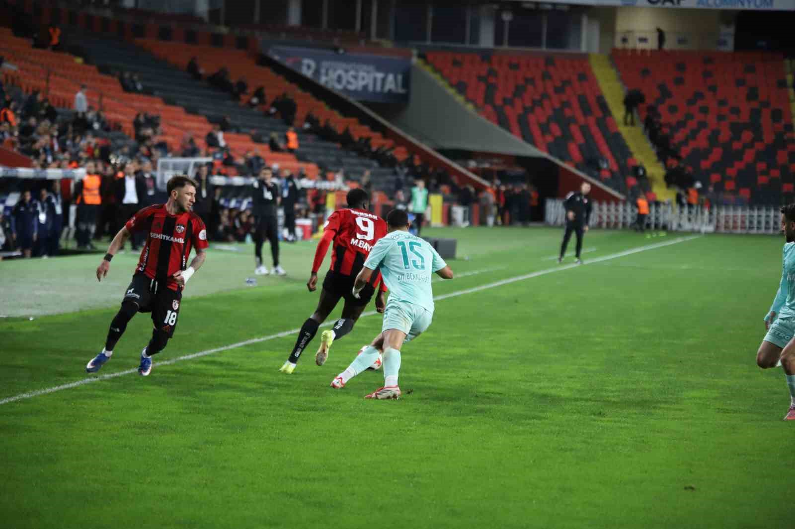 Trendyol Süper Lig: Gaziantep FK: 2 - Kayserispor: 0 (İlk yarı)
