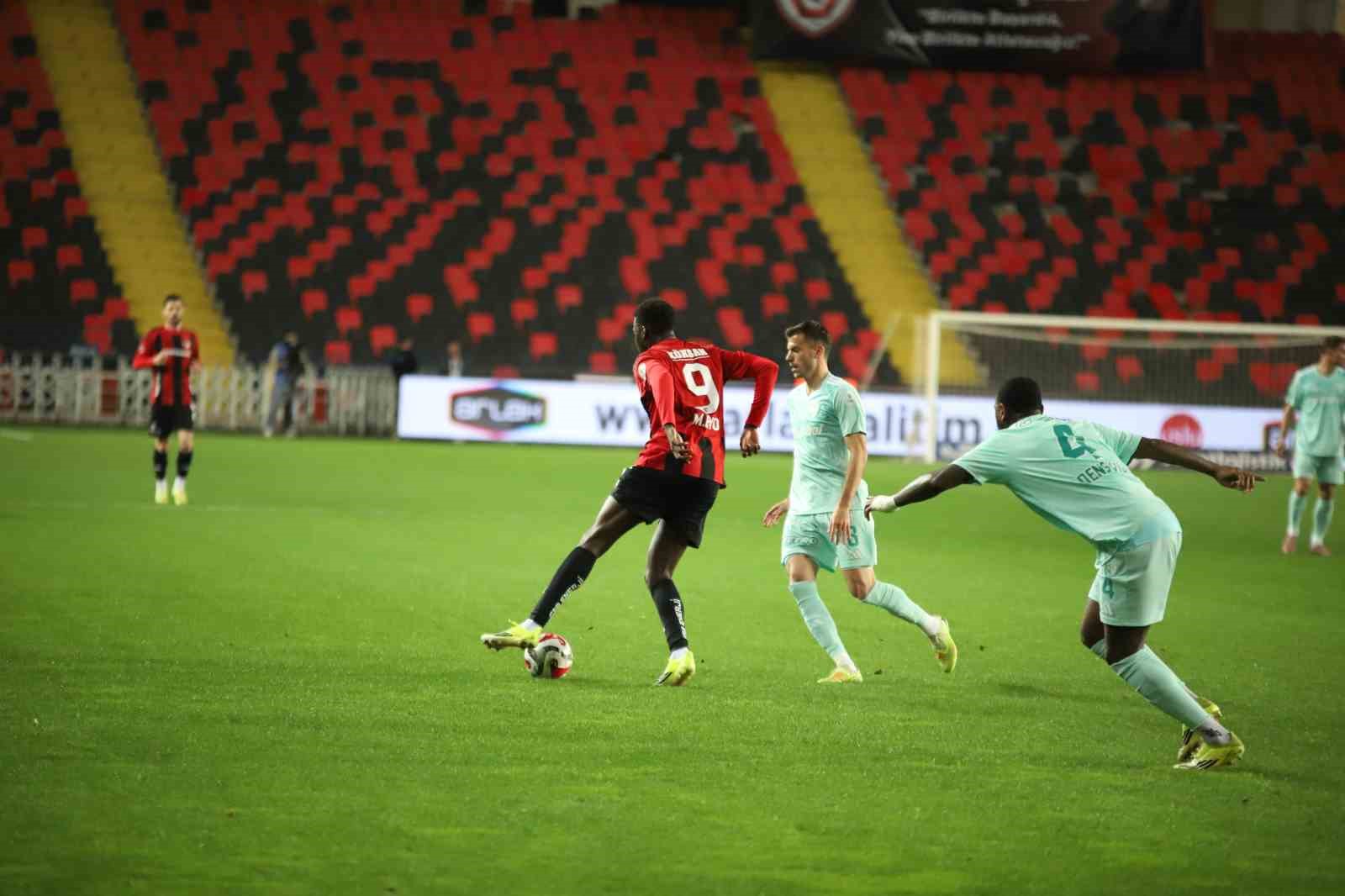 Trendyol Süper Lig: Gaziantep FK: 2 - Kayserispor: 0 (İlk yarı)
