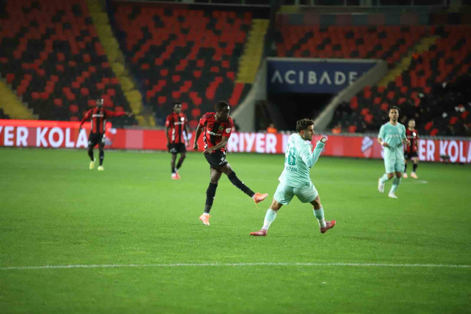 Trendyol Süper Lig: Gaziantep FK: 2 - Kayserispor: 0 (İlk yarı)
