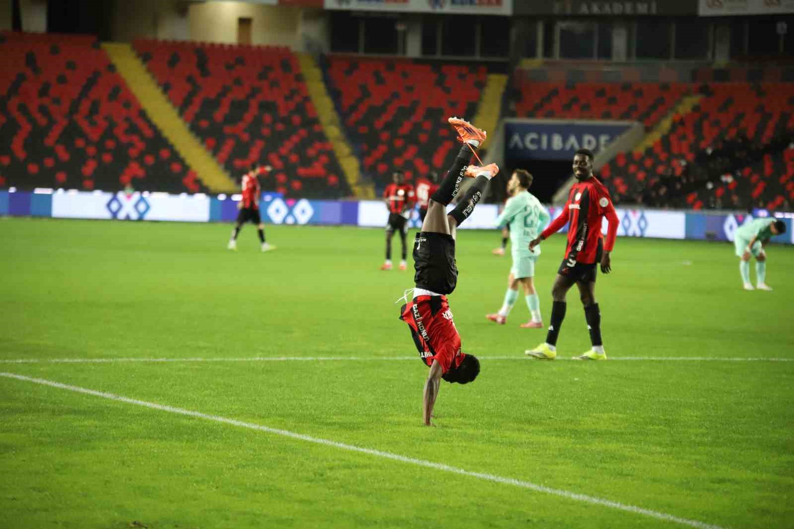 Trendyol Süper Lig: Gaziantep FK: 2 - Kayserispor: 0 (İlk yarı)
