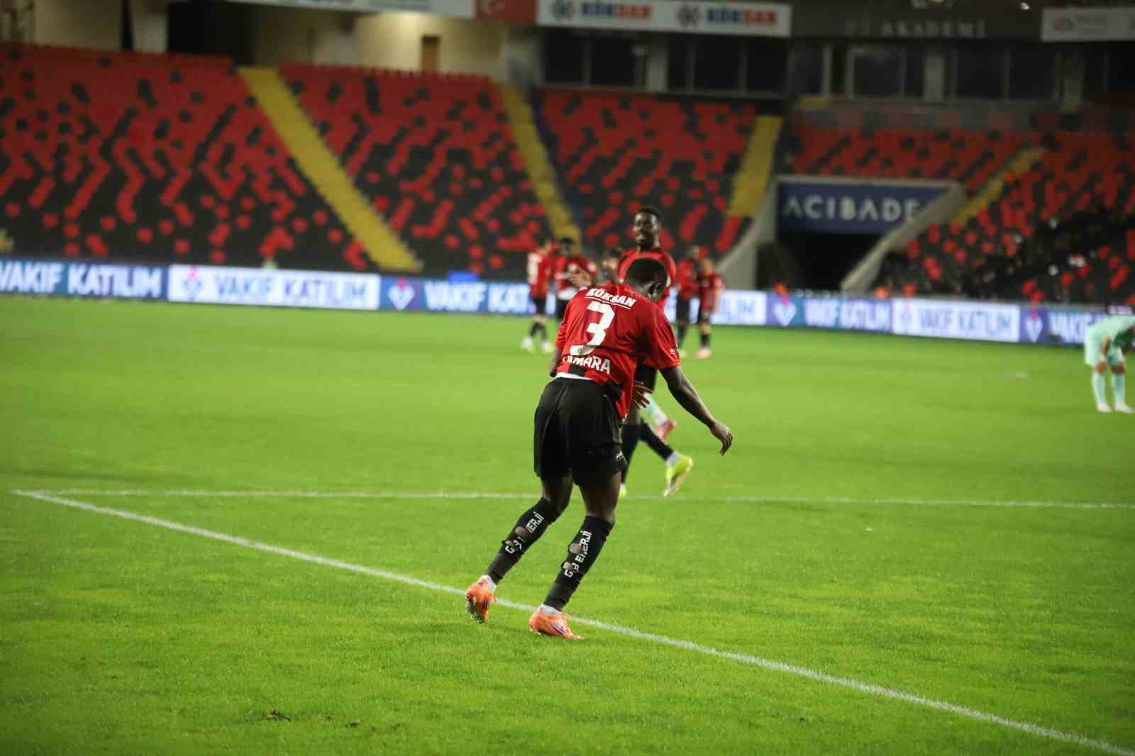 Trendyol Süper Lig: Gaziantep FK: 2 - Kayserispor: 0 (İlk yarı)

