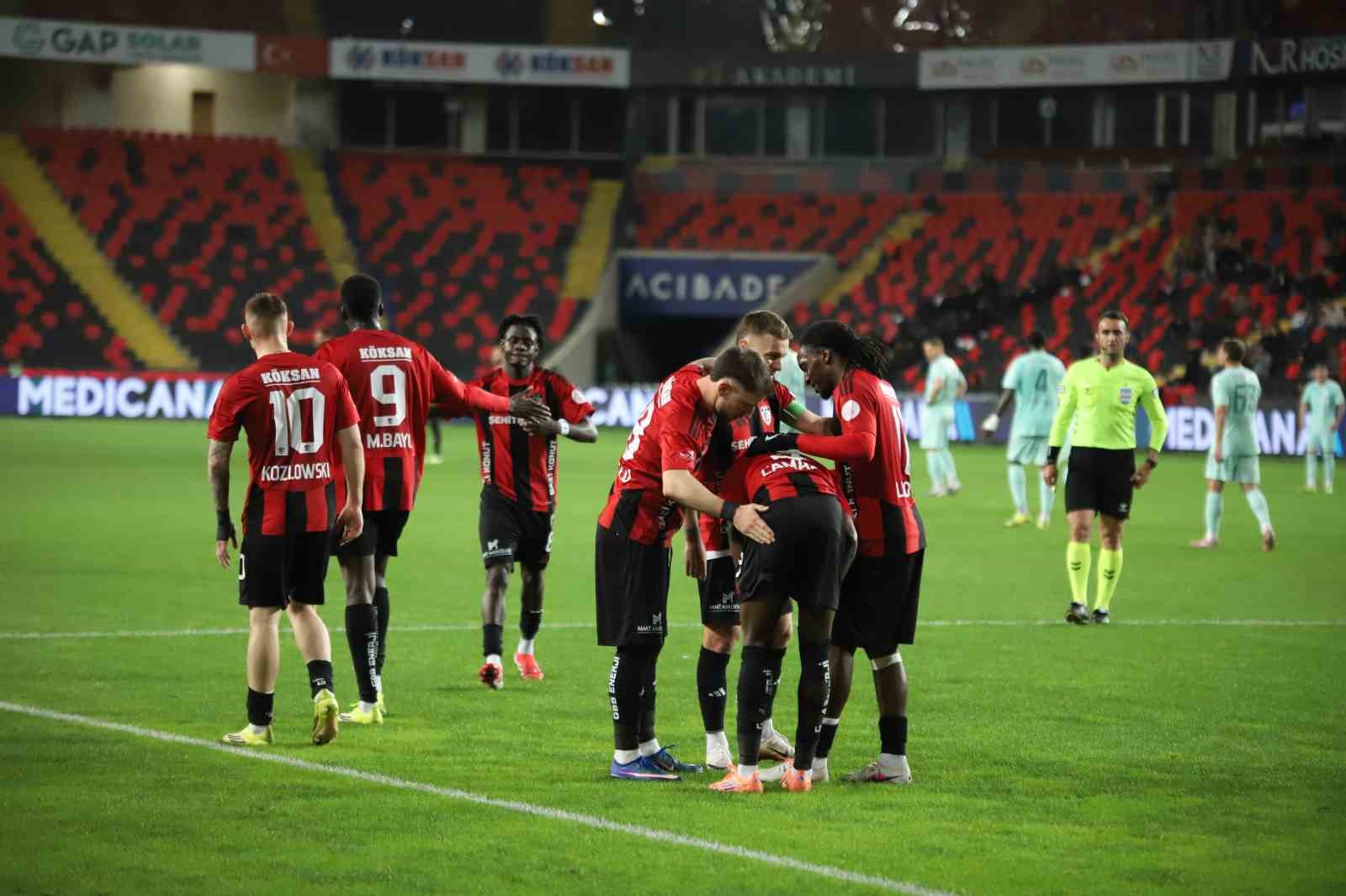 Trendyol Süper Lig: Gaziantep FK: 2 - Kayserispor: 0 (İlk yarı)
